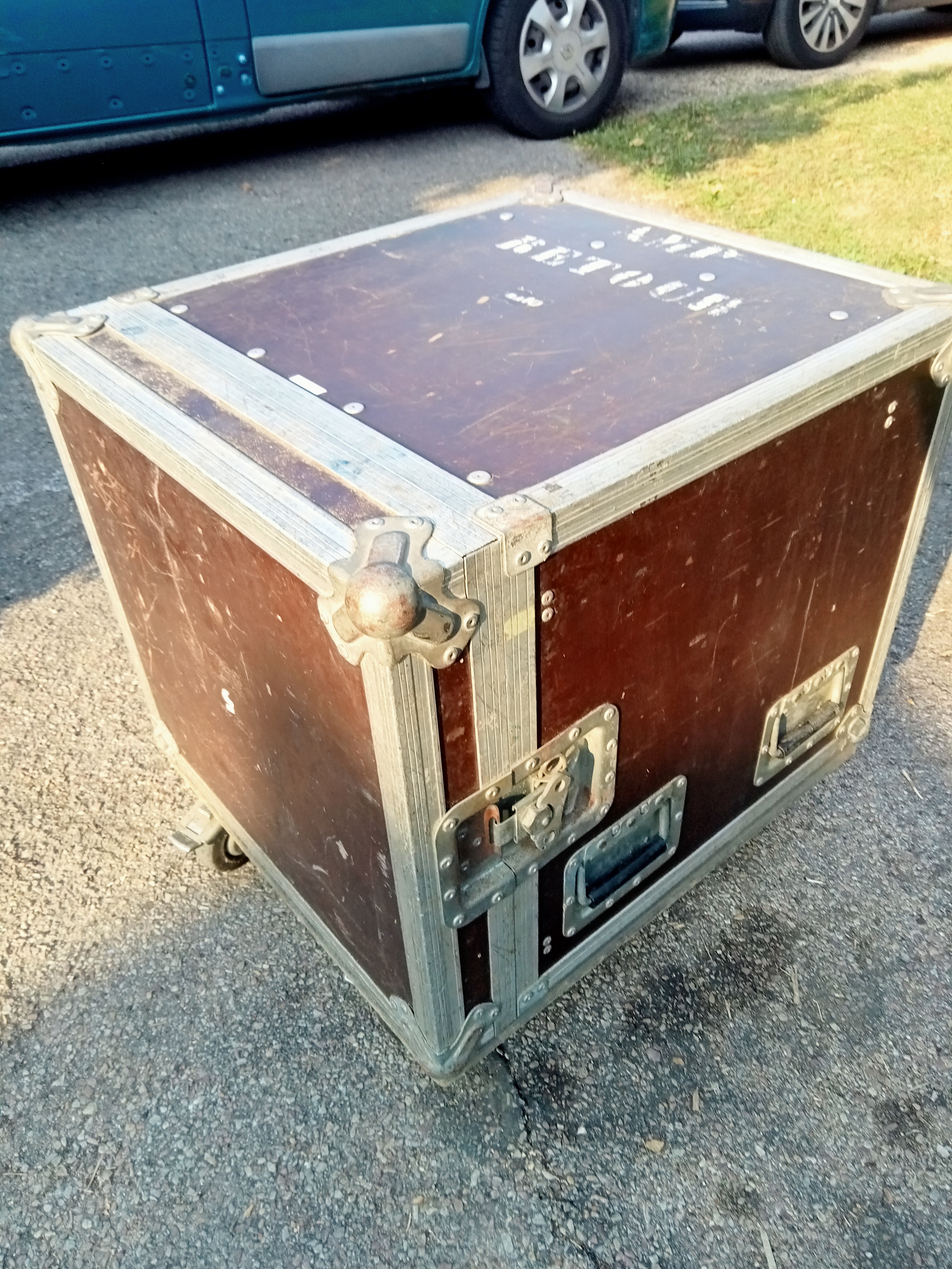 Vends RACK BORDEAUX 10 U à ROULETTES