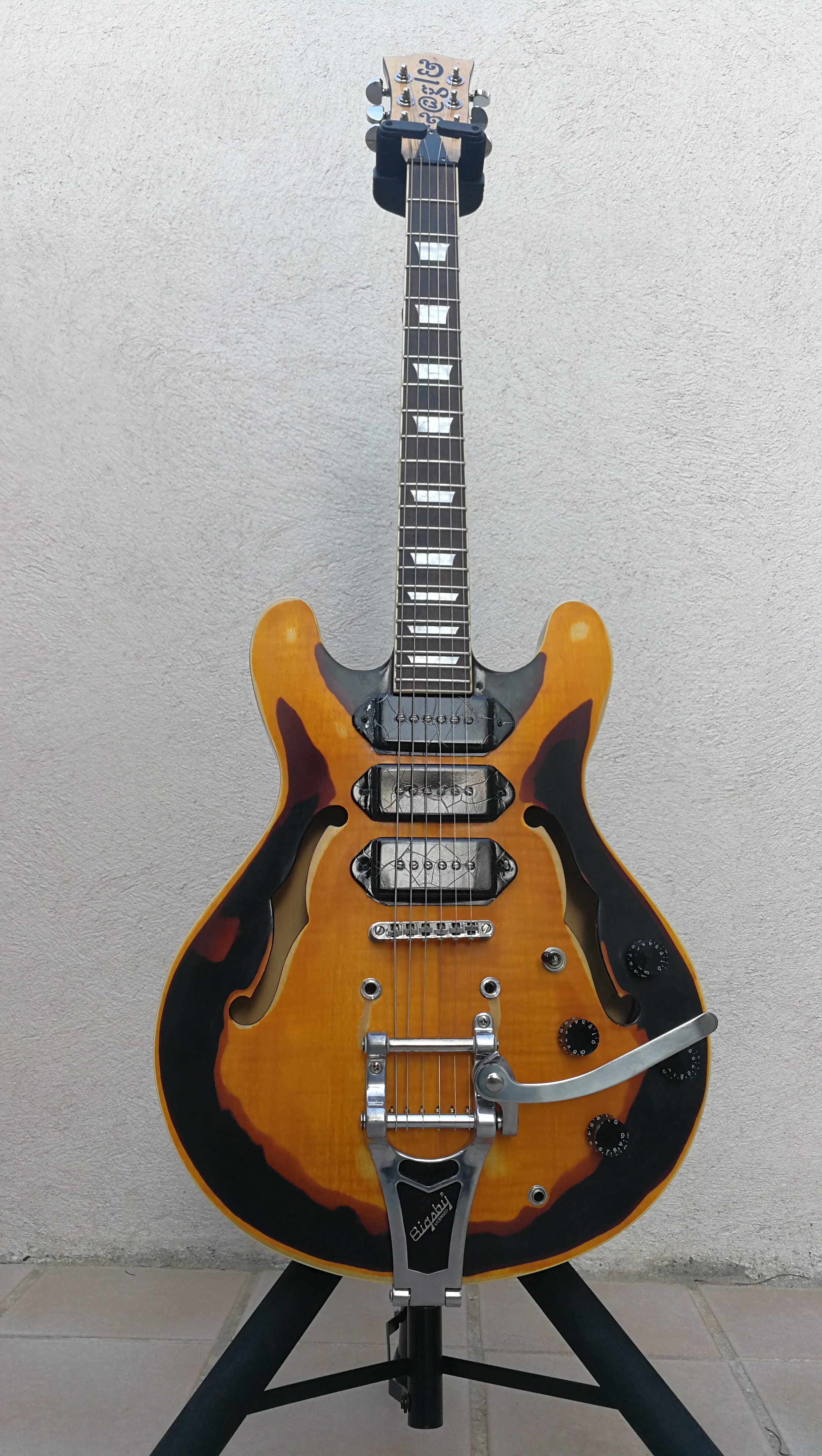 Guitare Eagle forme 335 avec Bigsby