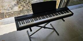 Piano numérique Yamaha P-125B avec pied – État impeccable