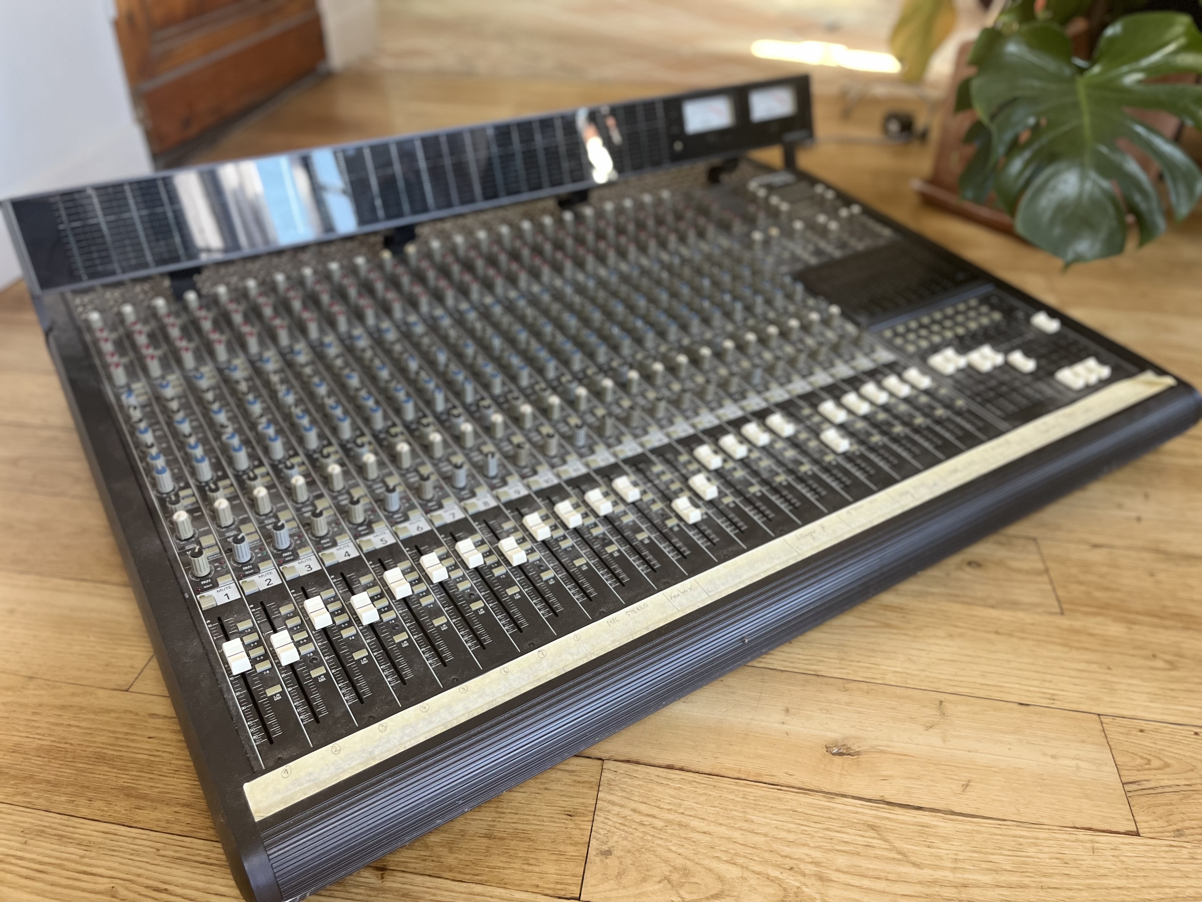 Vends Mackie 8 bus 24/8/2 avec baragraphe