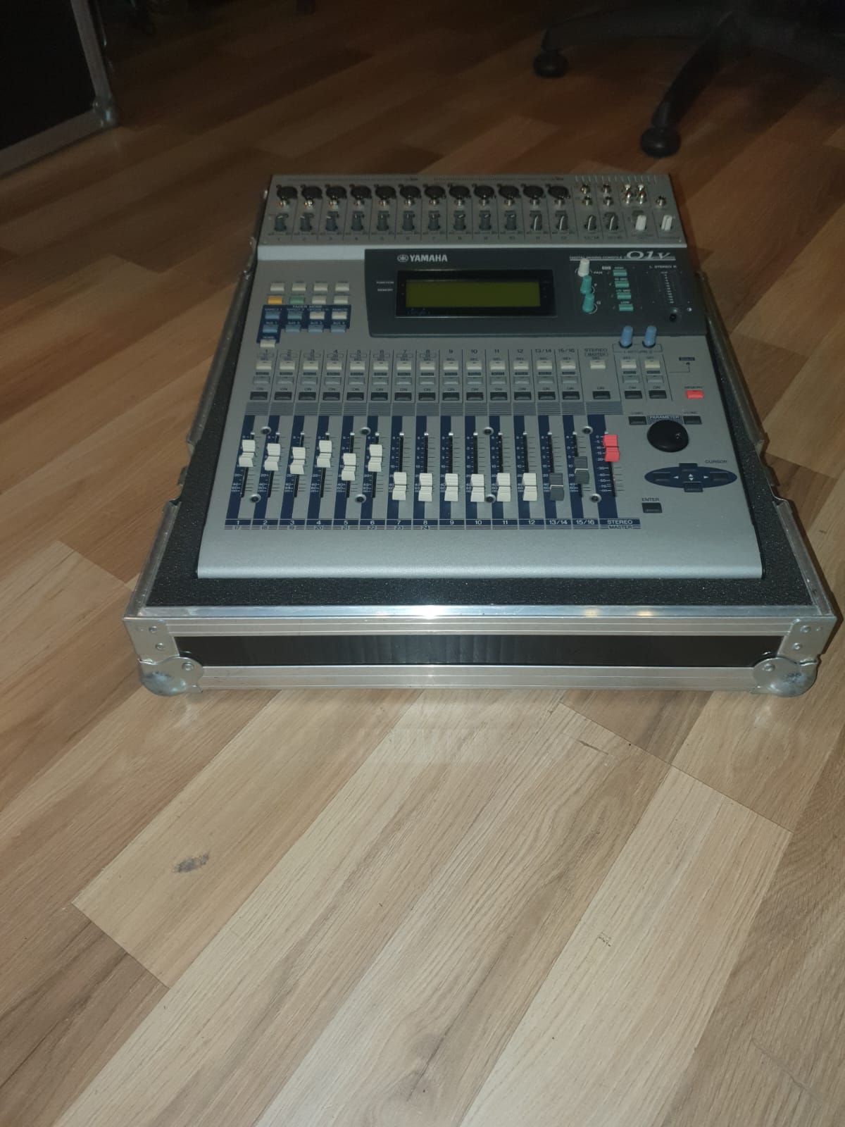 Console Yamaha 01V avec carte ADAT et flightcase