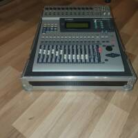Console Yamaha 01V avec carte ADAT et flightcase