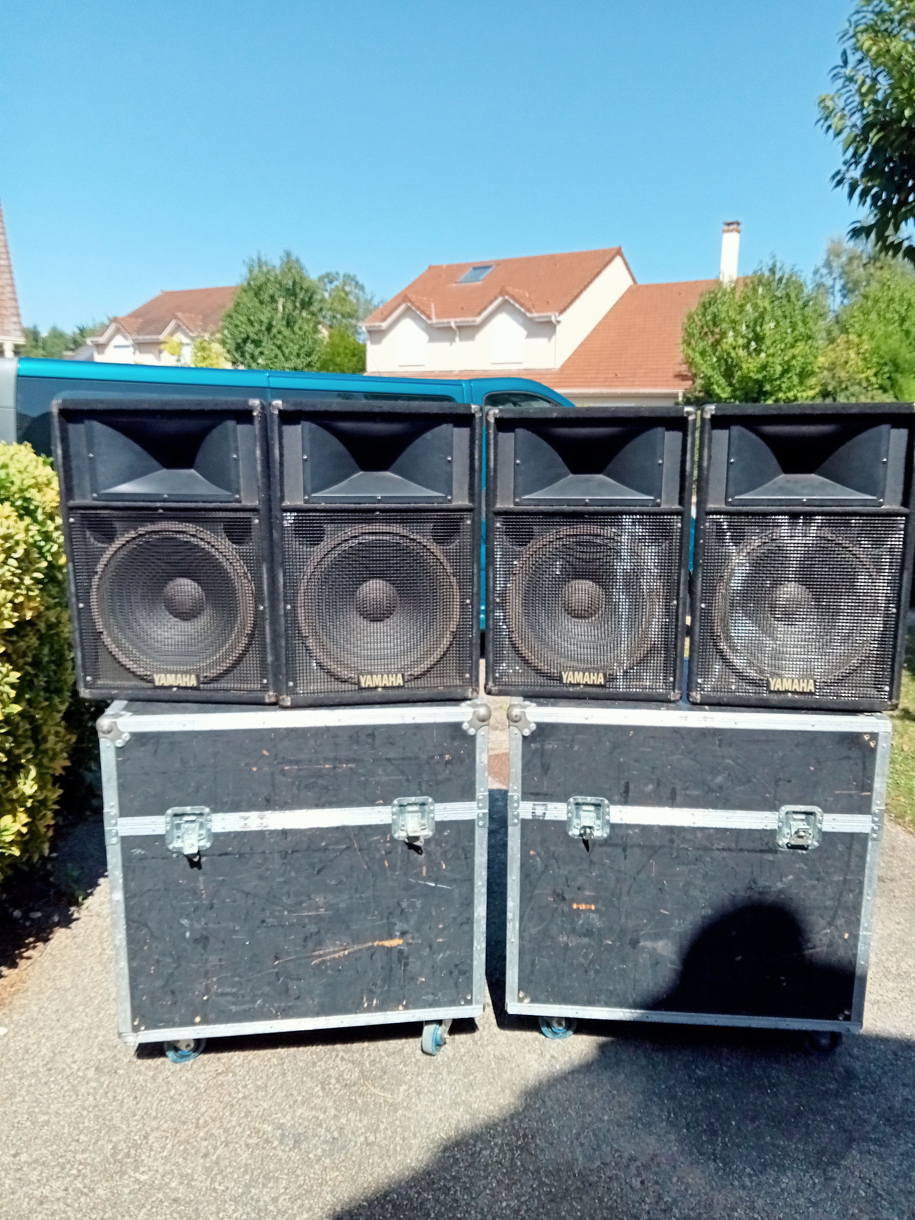 Vends 4 ENCEINTES YAMAHA S115 IV de 500 W Chacune avec les 2 FLIGHT CASES à ROULETTES