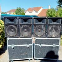 Vends 4 ENCEINTES YAMAHA S115 IV de 500 W Chacune avec les 2 FLIGHT CASES à ROULETTES