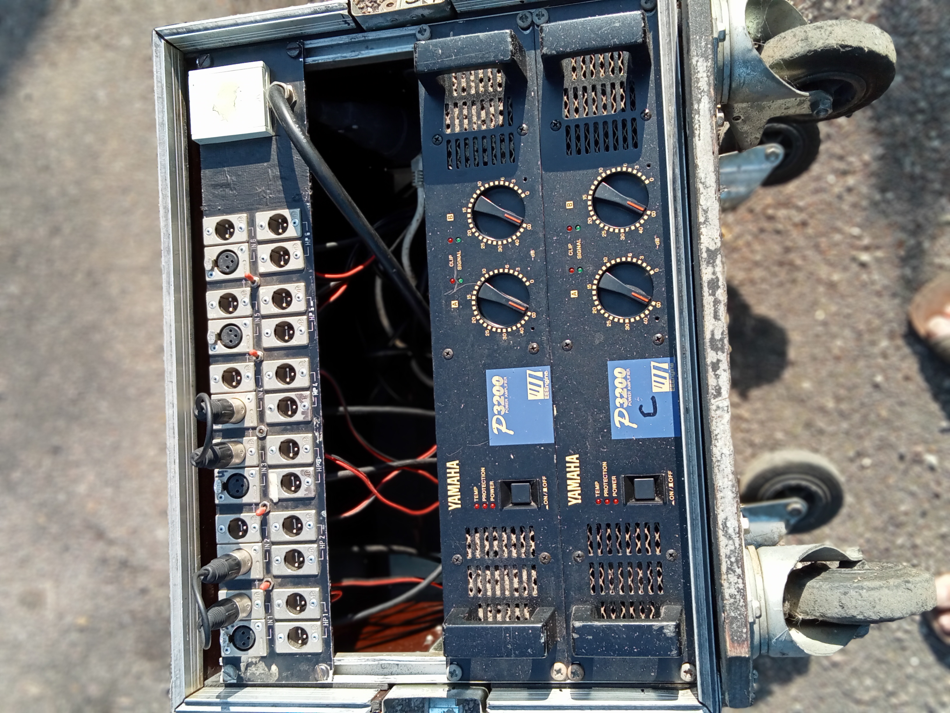 Vends 2 AMPLIS YAMAHA P 3200 IV de 2 X 370 W chacun dans FLIGHT CASE à Roulettes et 2 PATCHS + CABLAGES 