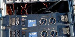 Vends 2 AMPLIS YAMAHA P 3200 IV de 2 X 370 W chacun dans FLIGHT CASE à Roulettes et 2 PATCHS + CABLAGES