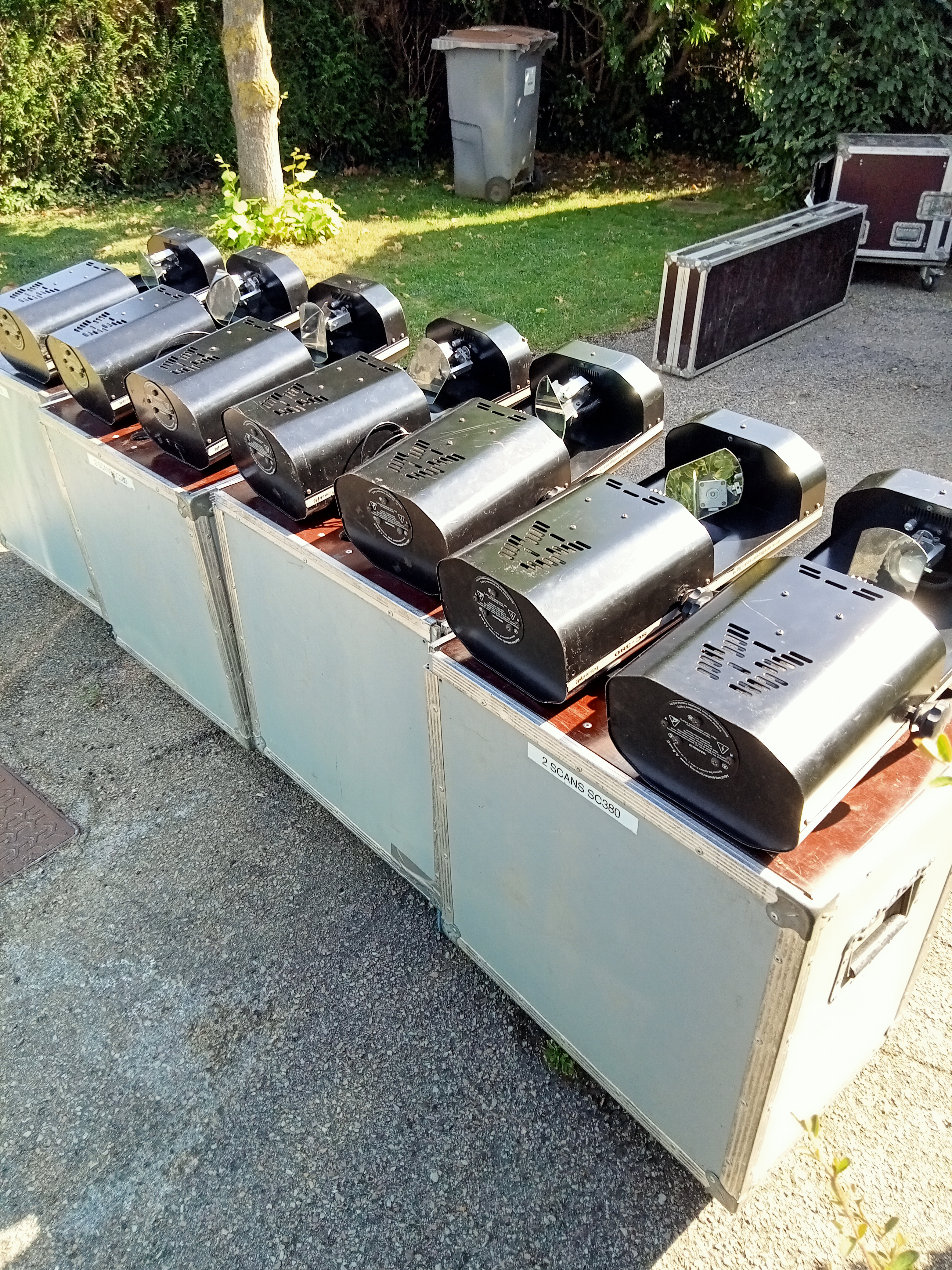 Vends 7 SCANS FUTURELIGHT SC 380 dans leurs 4 FLIGHT à roulettes et leurs 7 Accroches