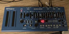 Roland SH-01A version bleu