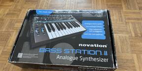 Vends Novation Bass Station II + Deck Saver