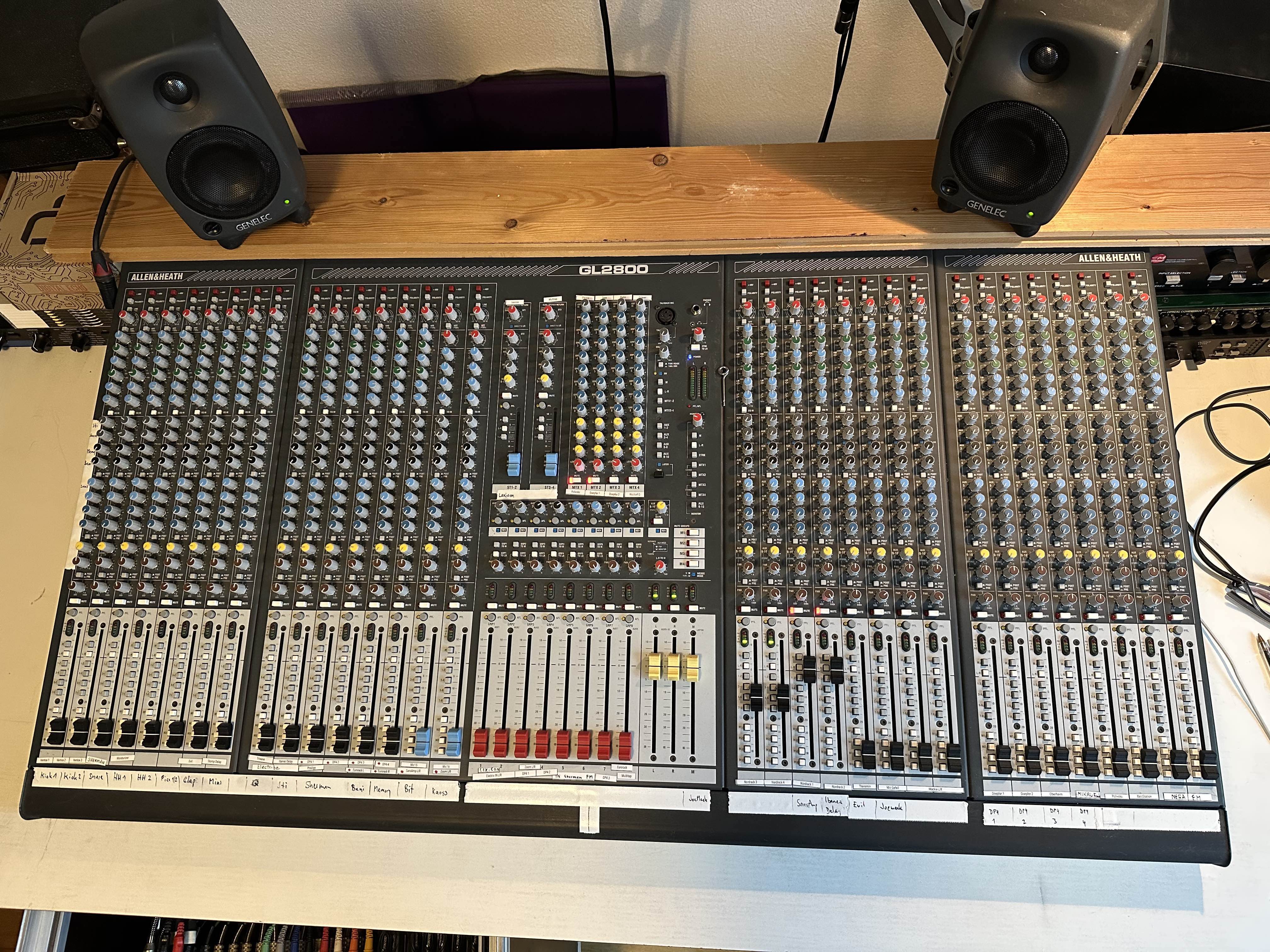 Allen & Heath GL2800 - 32 channel / 10 aux / 8 subgroups