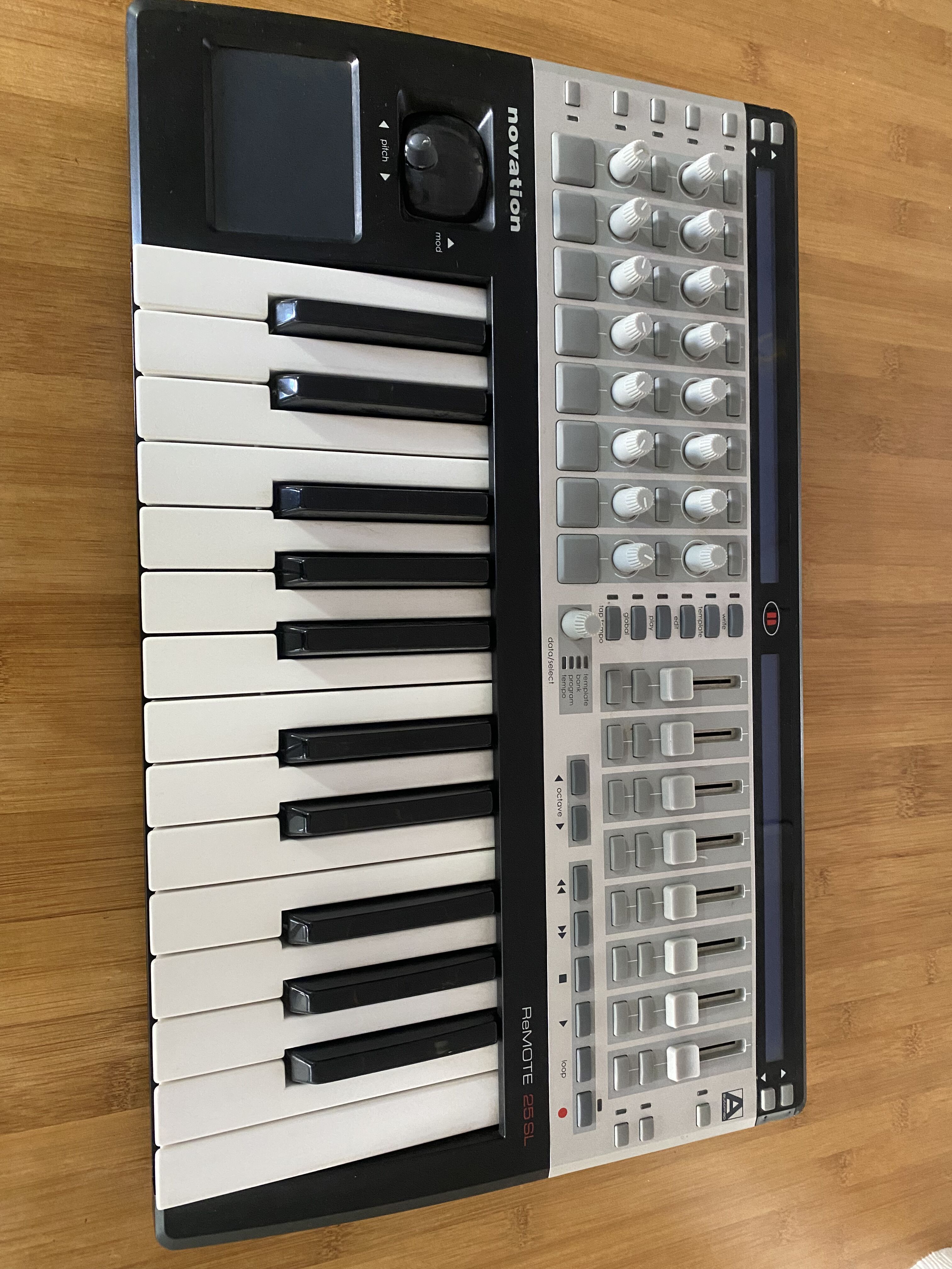 vends Novation REMOTE SL 25
