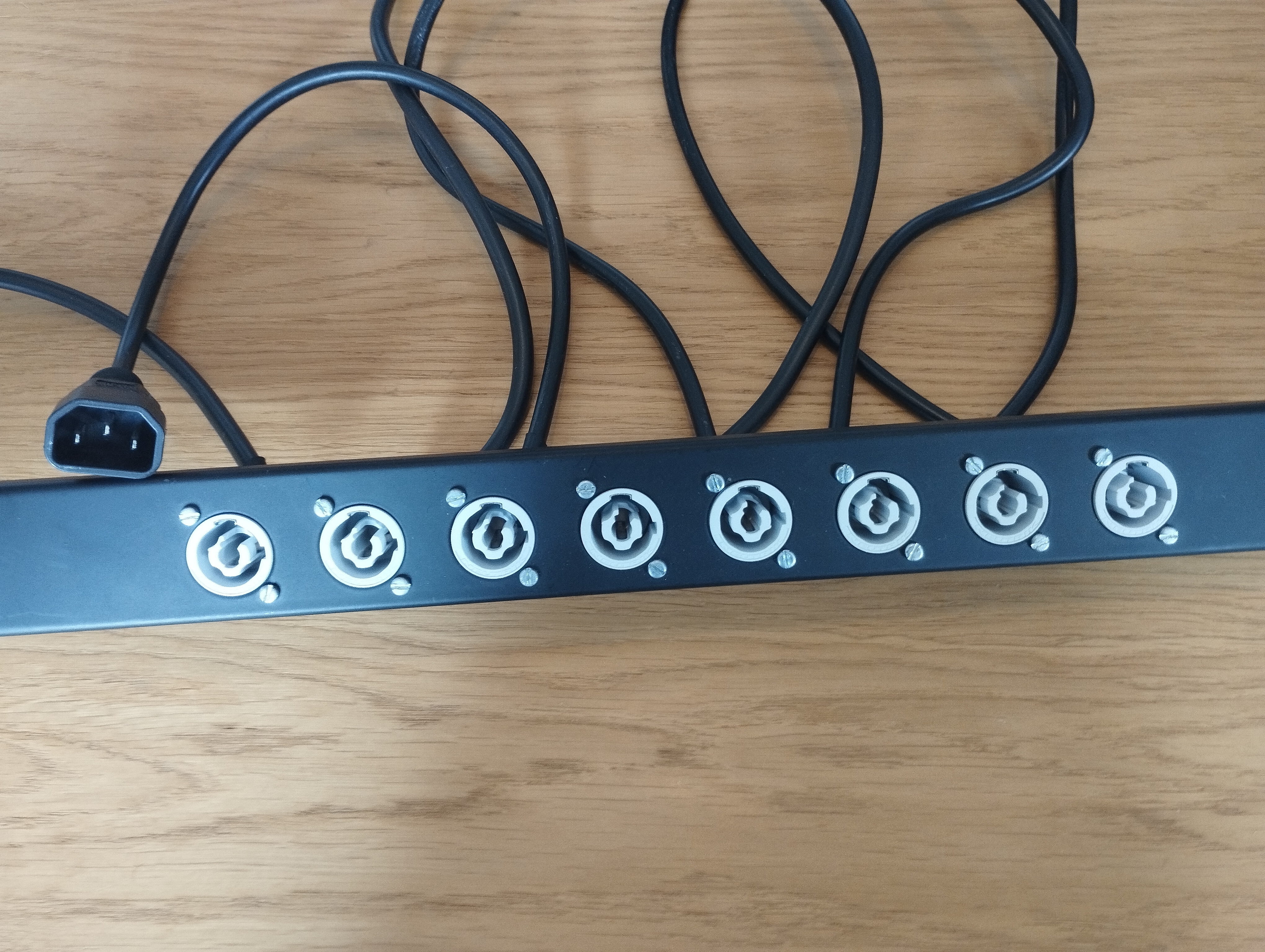 Vends plaque d'alimentation Powercon Neutrik