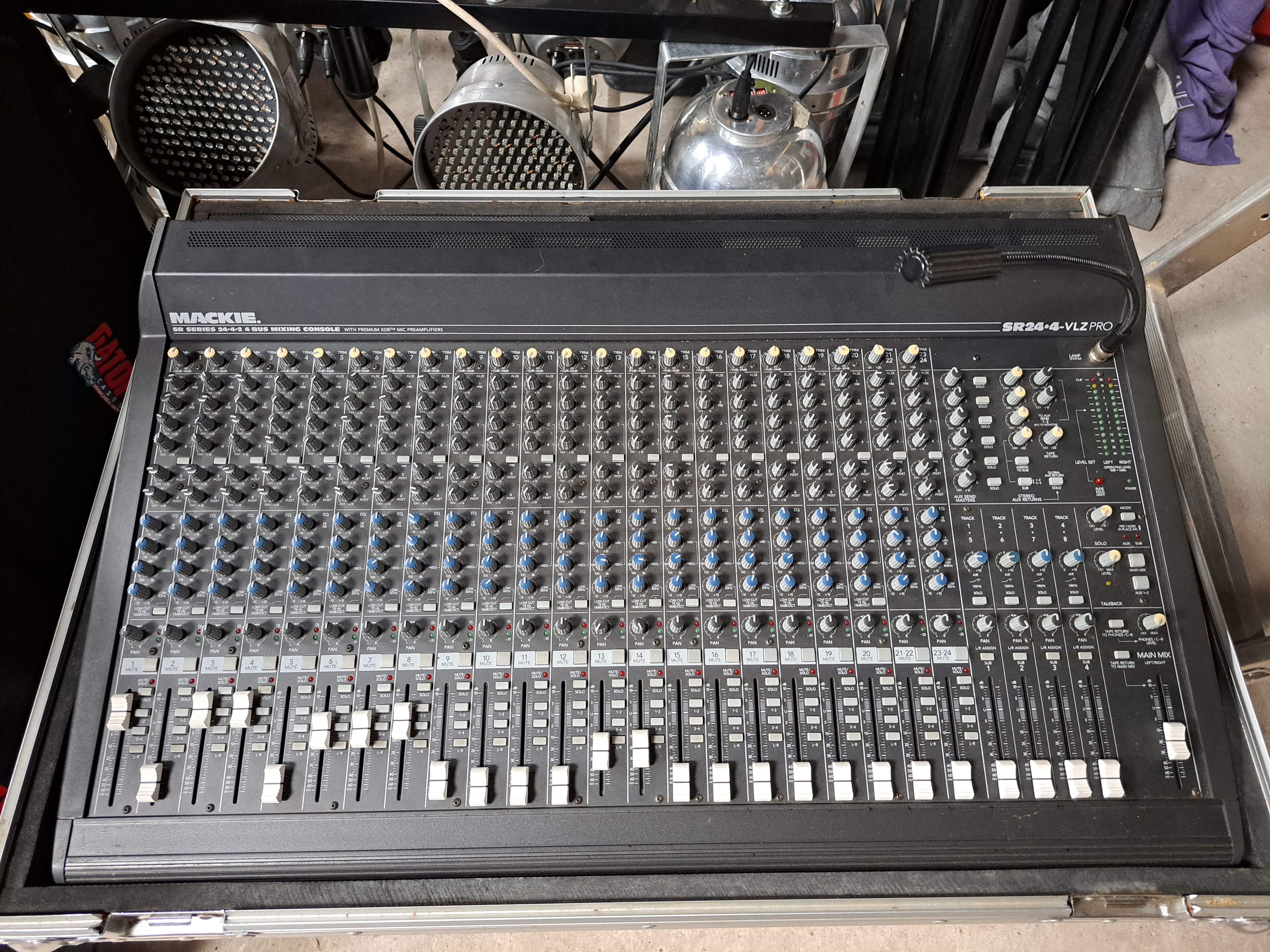 Table mixage 6 aux mackie sr 24.4 vlz pro avec flight case sur mesure