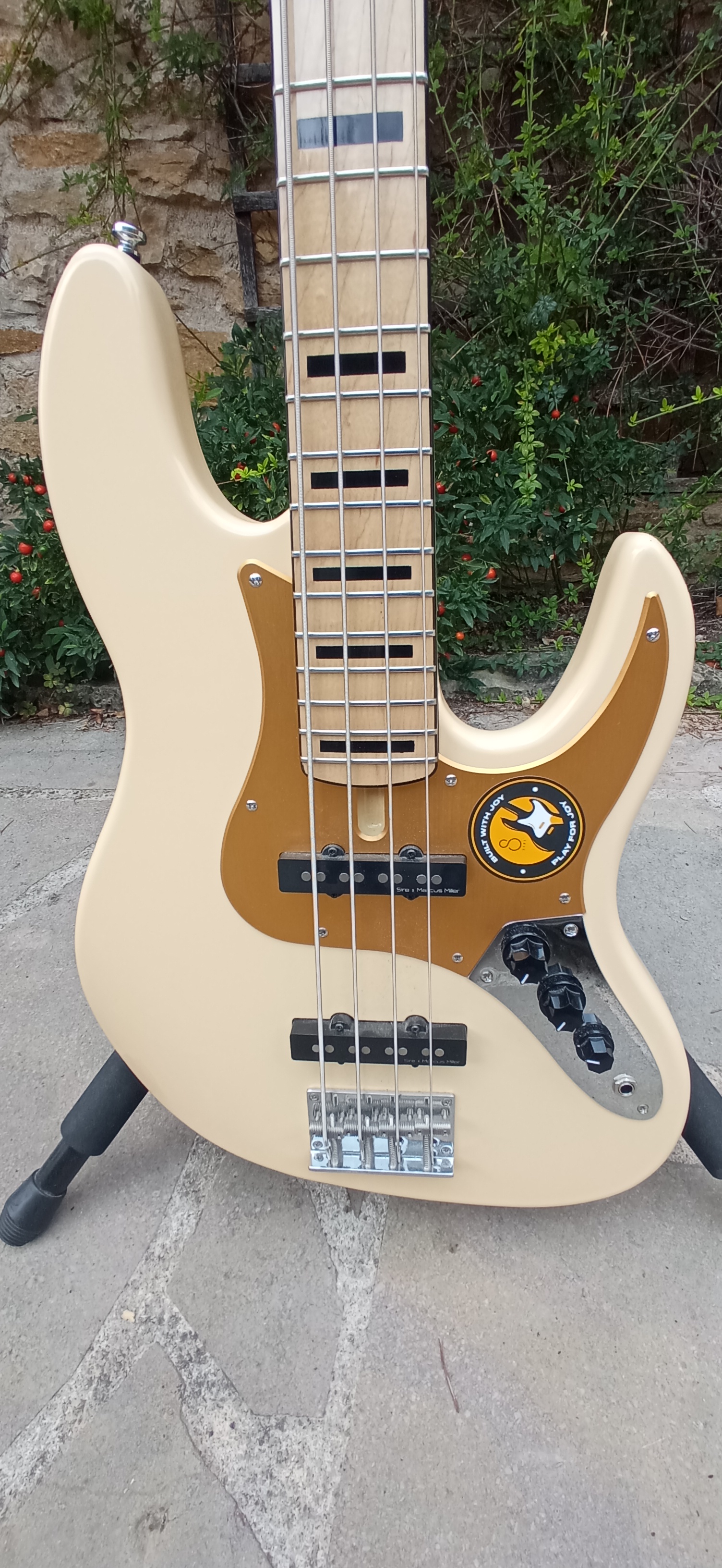 Sire Marcus Miller V5 24-4 VWH + G&L Tribute Series L2000