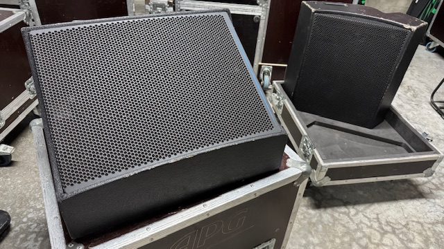 APG DX15 PAIRE D'ENCEINTES AVEC FLIGHT-CASE + PROCESSEUR