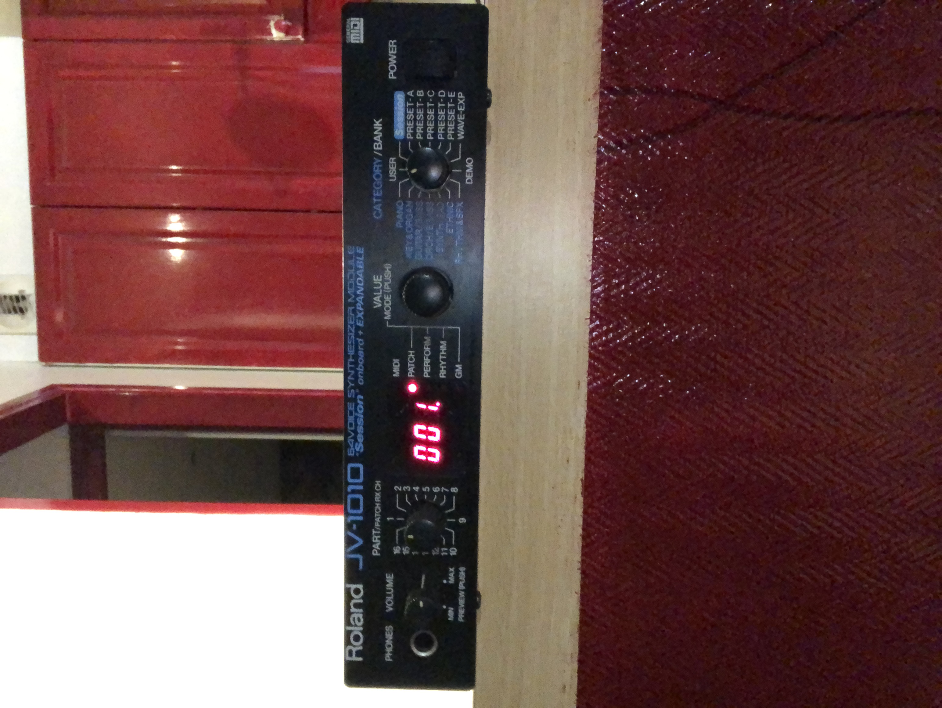 Vends Roland JV-1010 64-Voice Synthesizer 