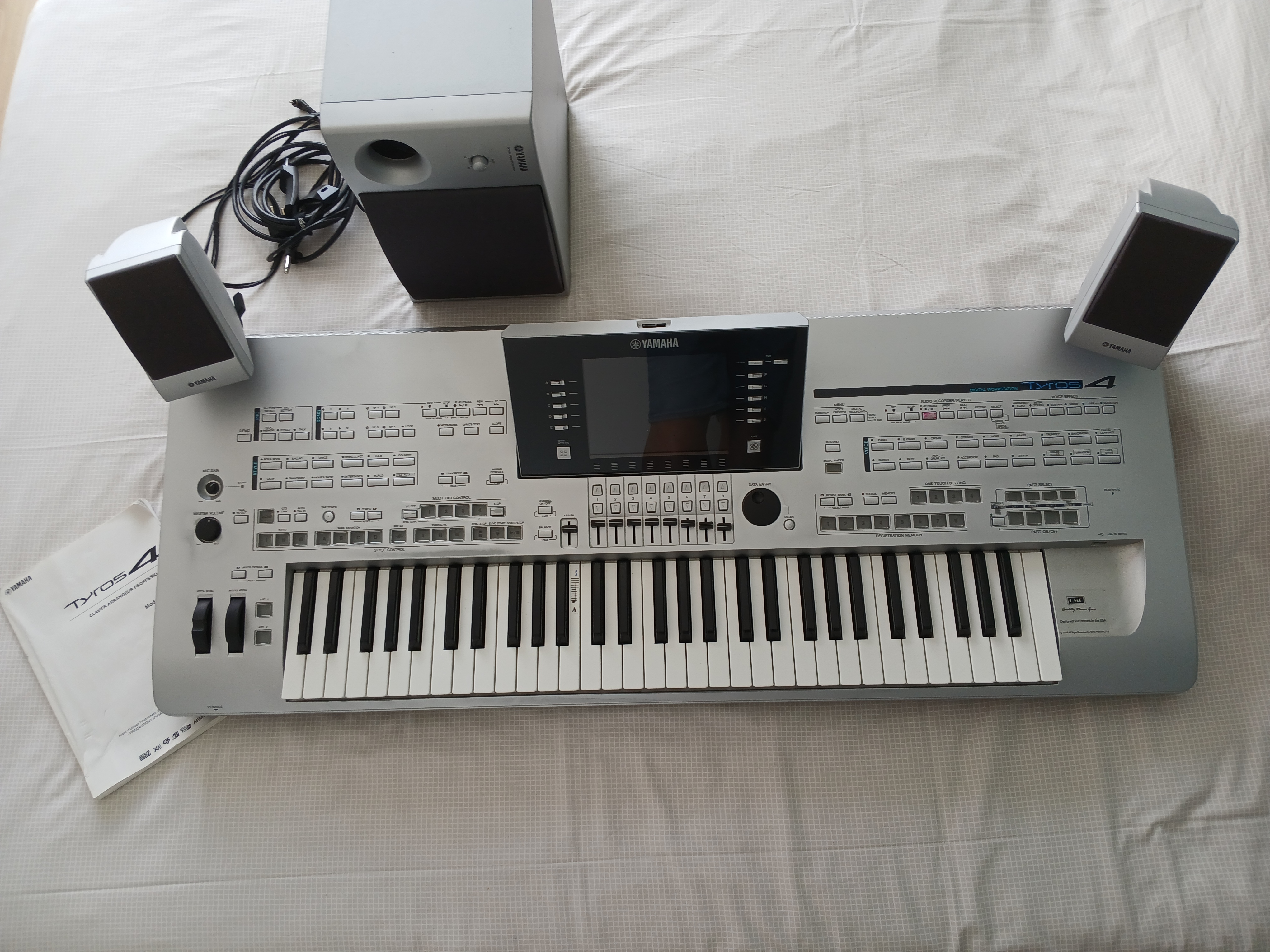 Vends Clavier arrangeur Yamaha Tyros 4 acheté neuf 2010.