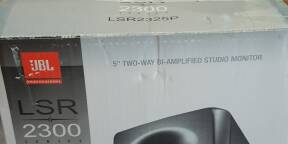 Une enceinte LSR 2300 JBL