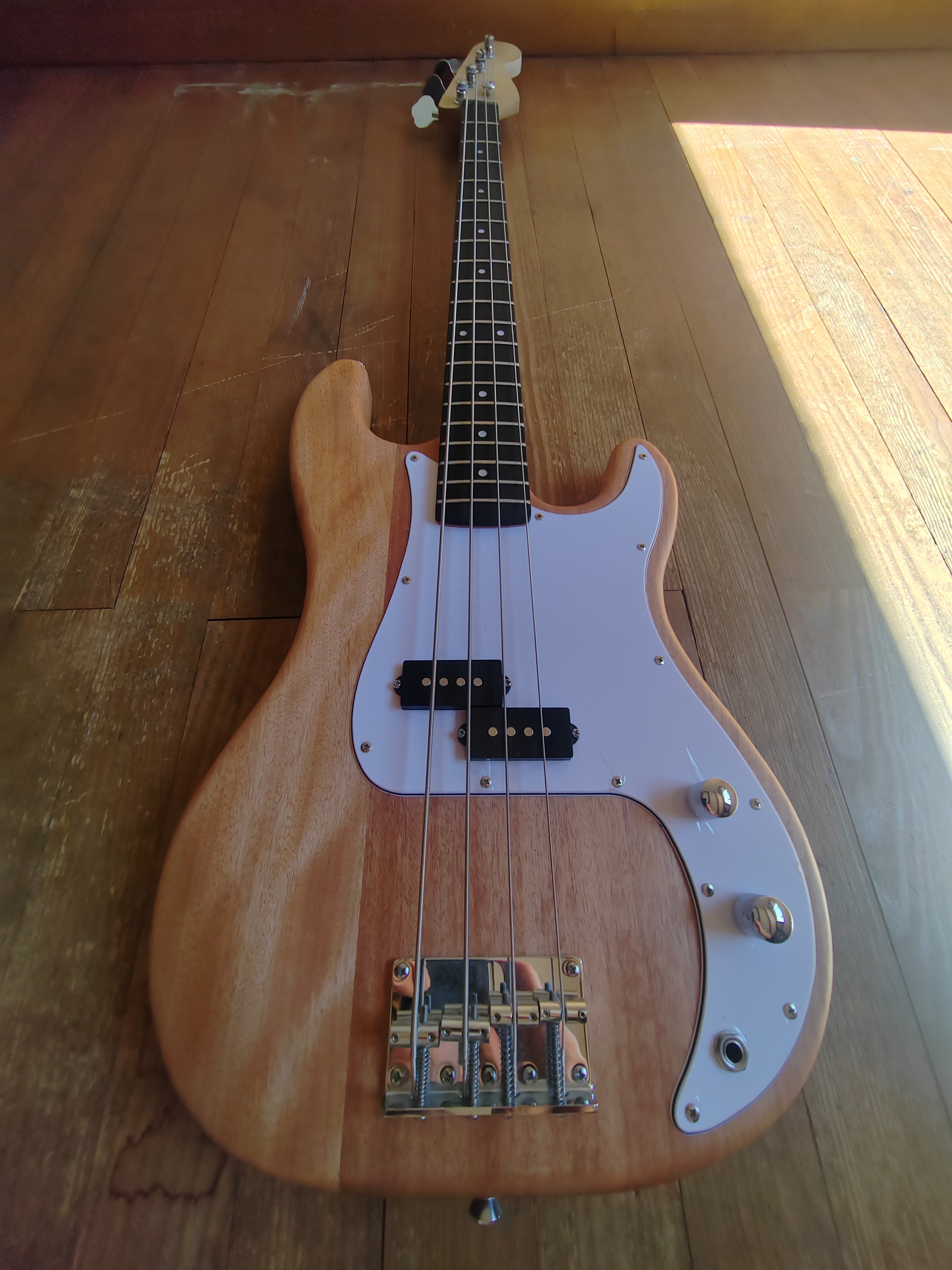 Vends basse Harley benton p-style montée 