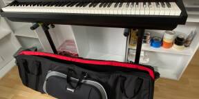 Vends Roland RD-88 Piano numérique quasi neuf,  avec House transport,  stand, 3 pedales , câbles