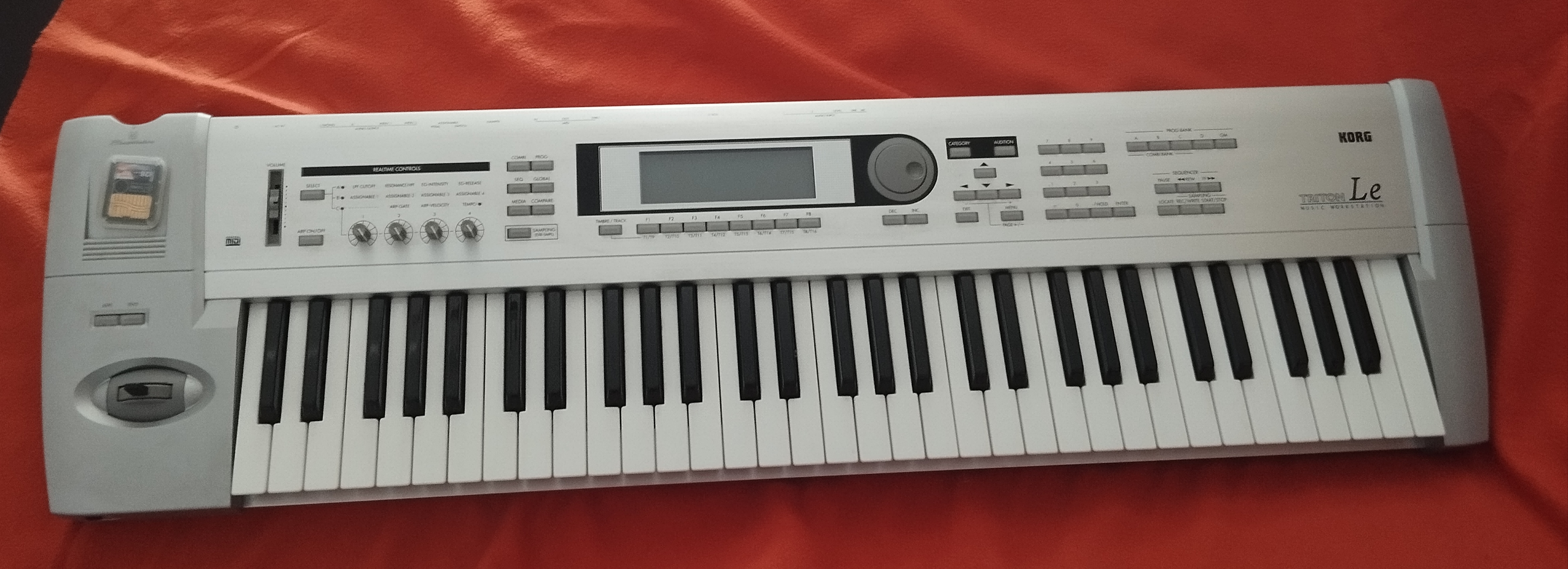 Vends Korg triton le 61 avec carte SAMPLING