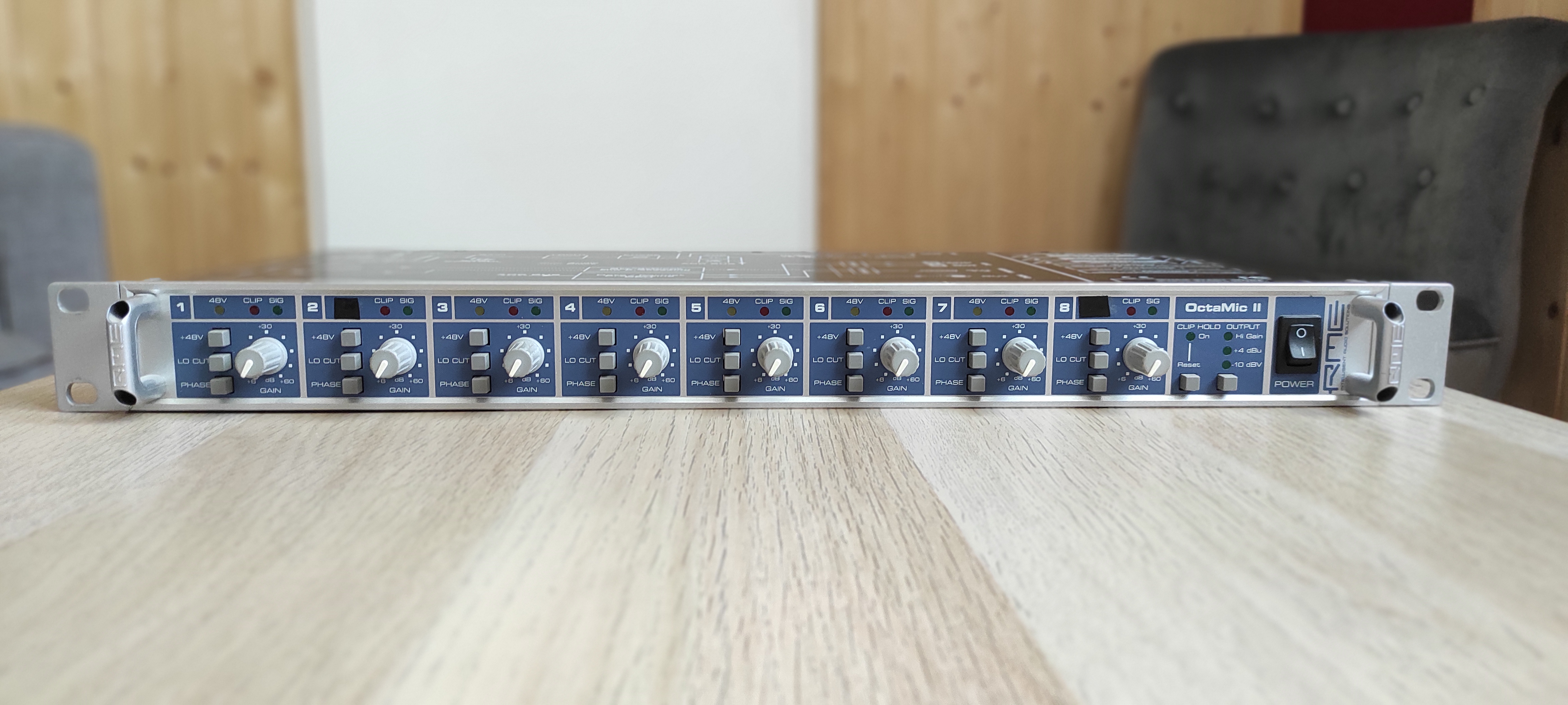 2 preamps sont HS, 8 convertisseurs OK