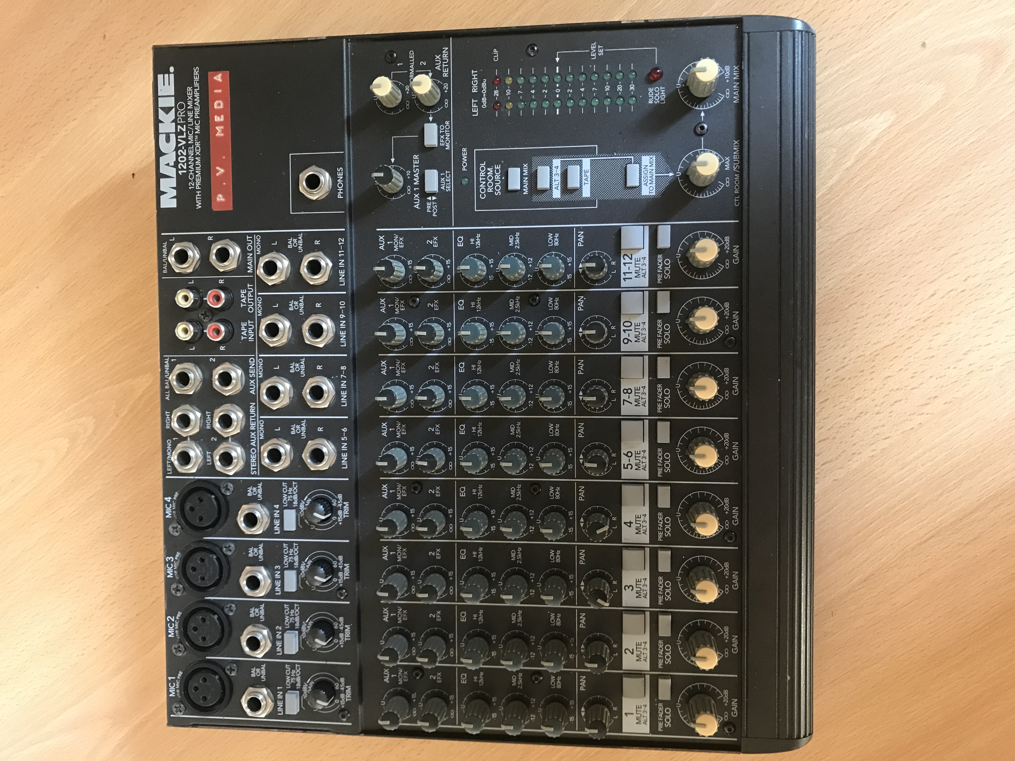 Mackie 1202-vlz pro + flight case