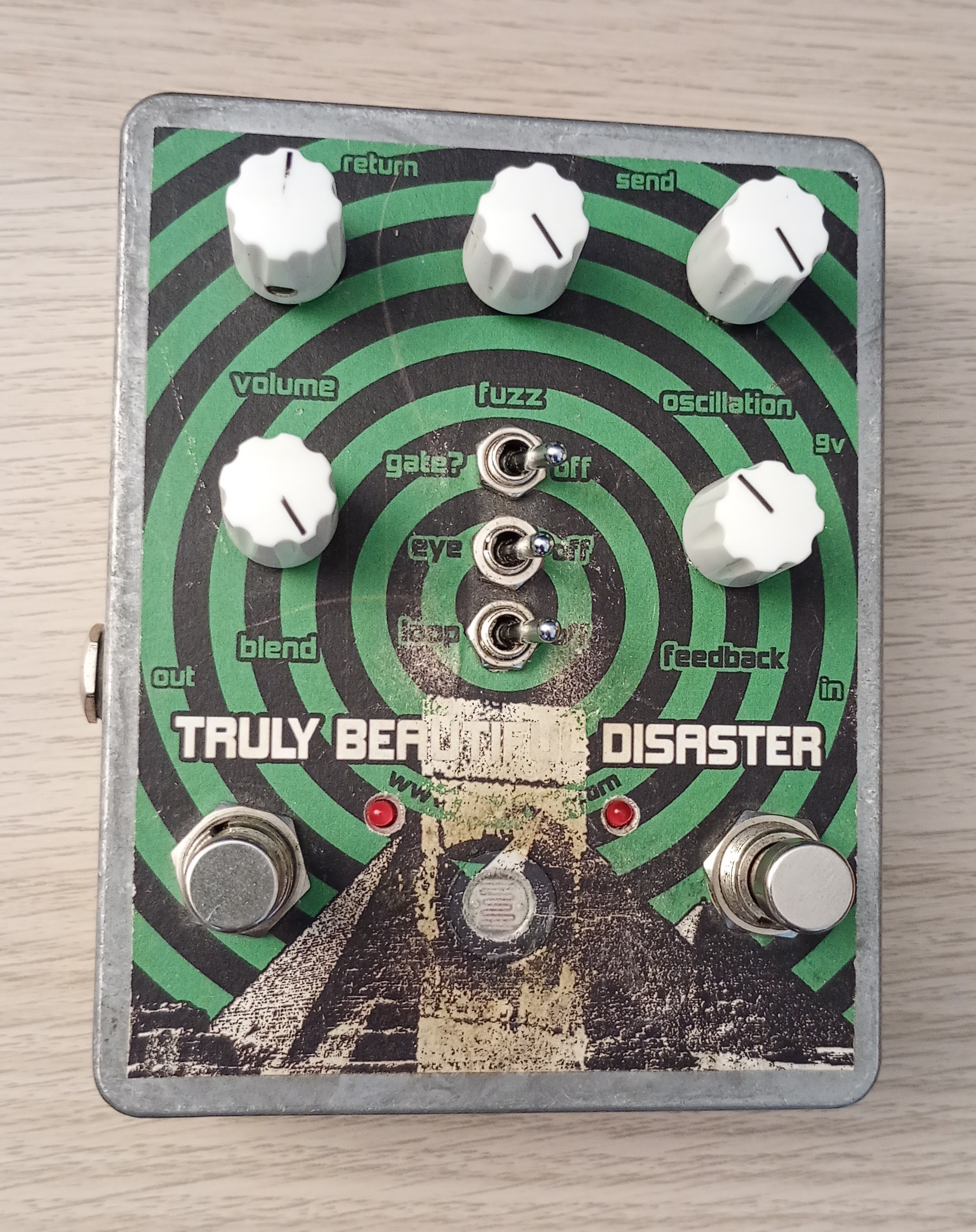 Rare: DEVI EVER FX Truly Beautiful Disaster Fuzz Feedback Looper Oscillator