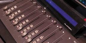 Vends surface de contrôle Platform M+ avec écran D2