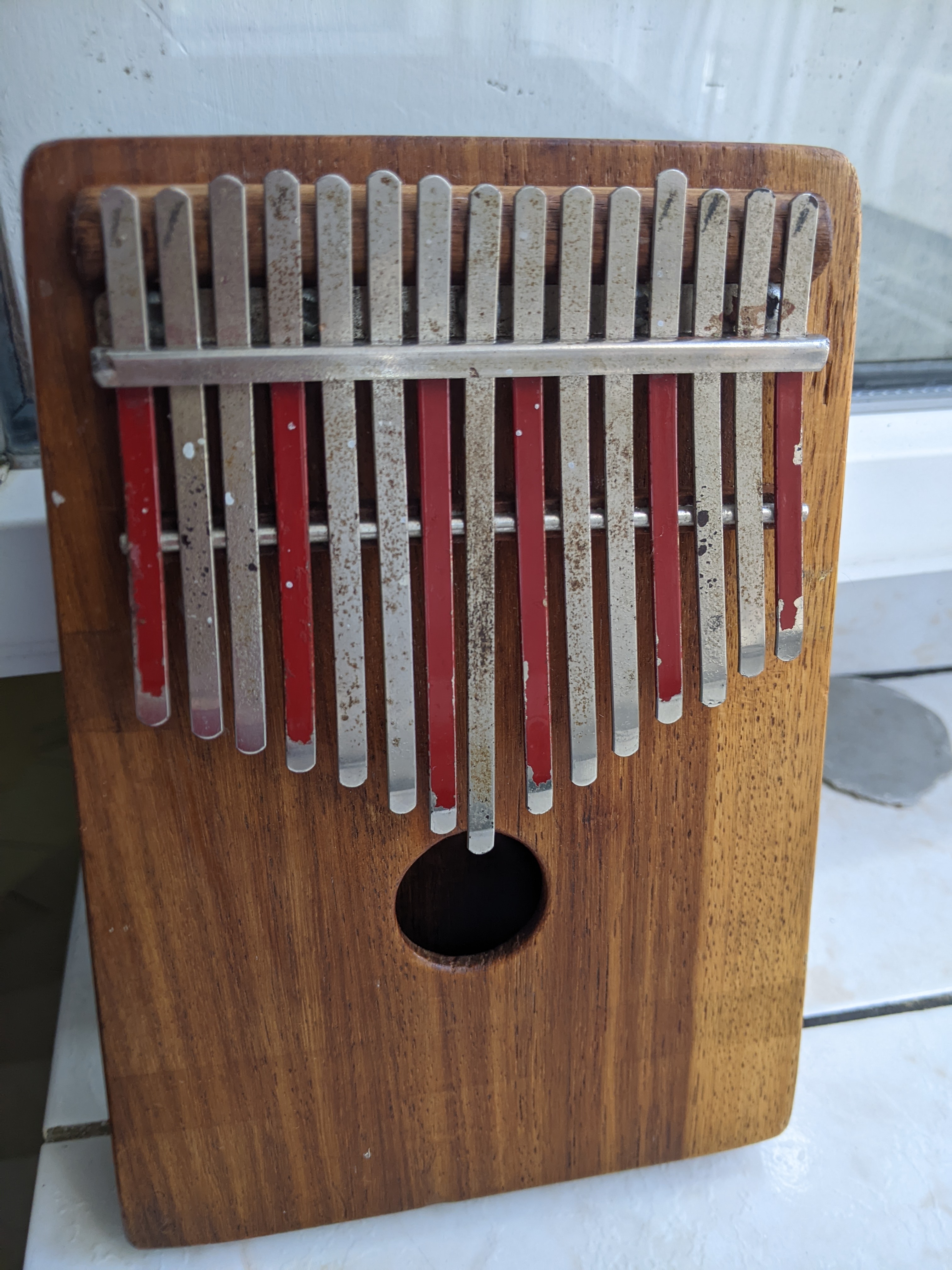 Kalimba 15 notes sur table
