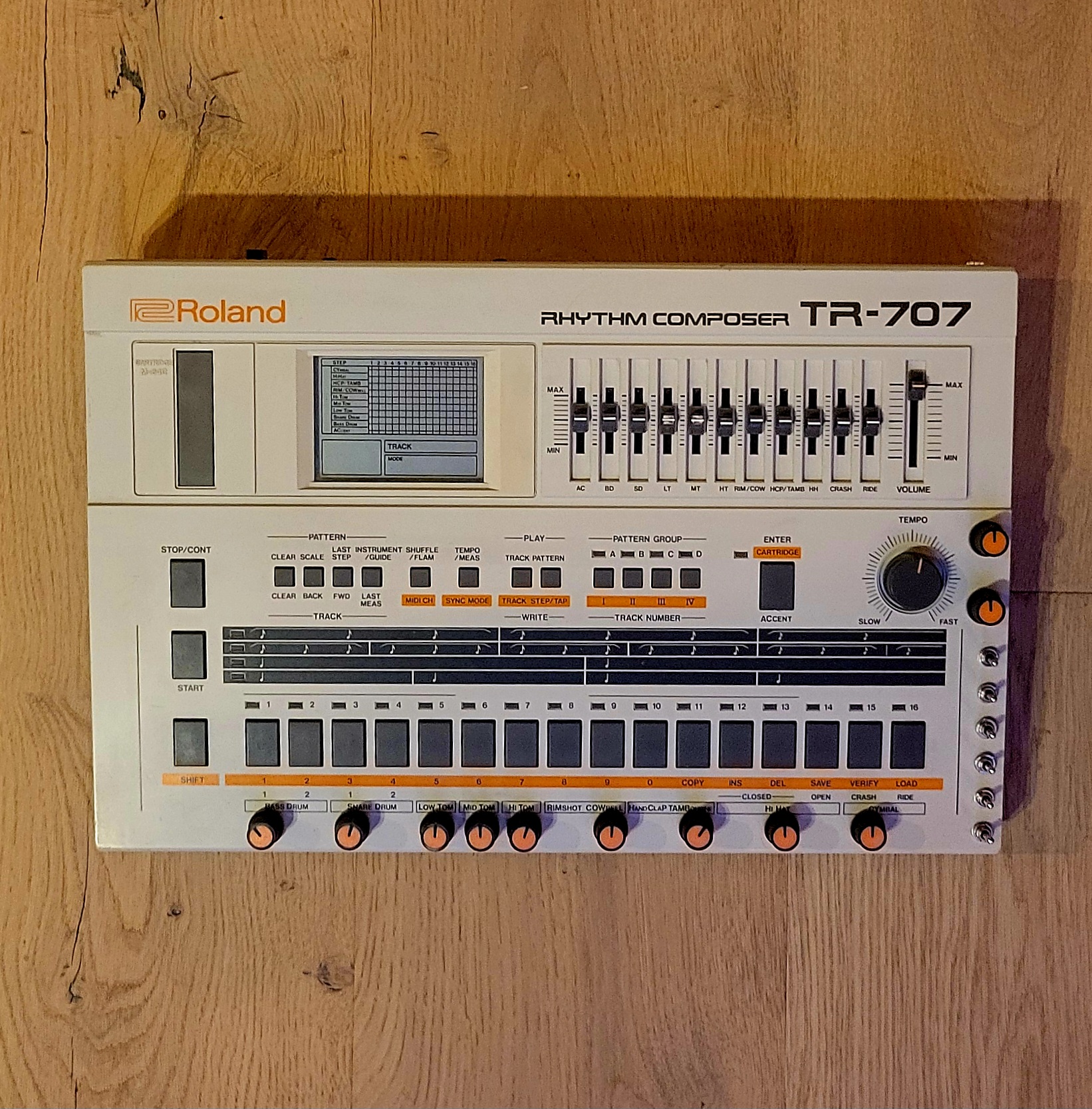 TR-707 modifiée (pitch, decay, circuit-bending, audio in)