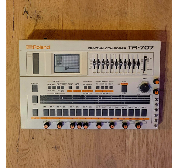 Roland TR-707 (40719)