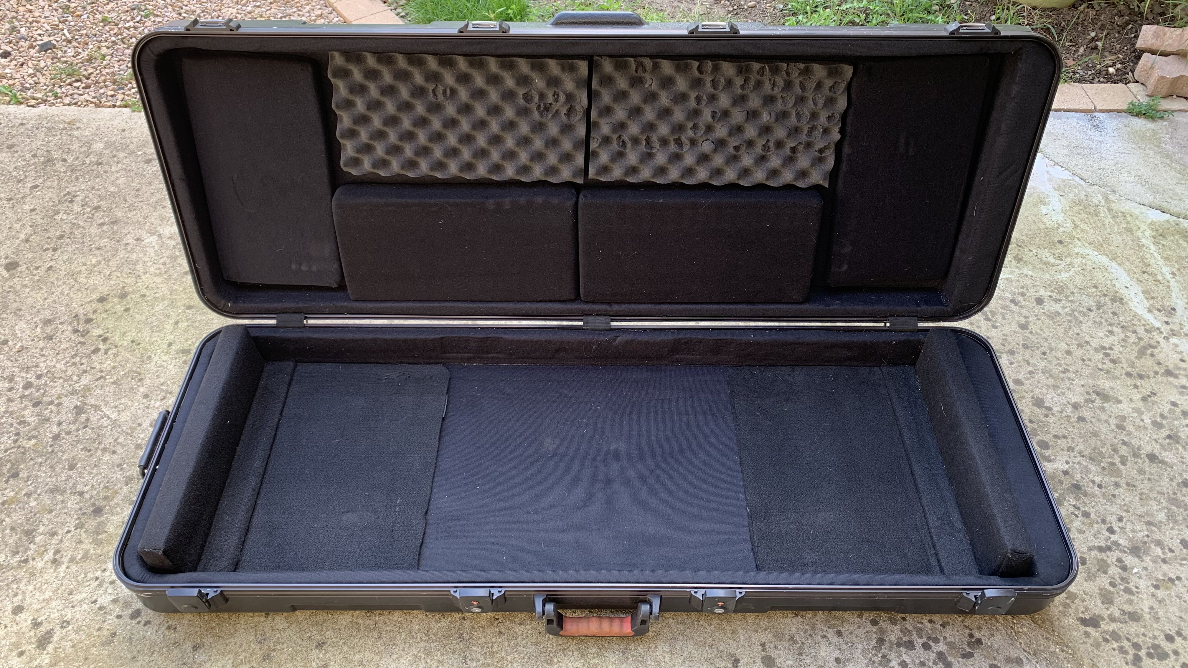 Vends GATORG KPE76-STA (Etui a roulette rigide pour clavier 76 notes) 