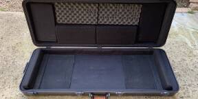 Vends GATORG KPE76-STA (Etui a roulette rigide pour clavier 76 notes)