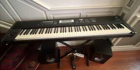 Vends Korg TR 88 + pied, pédale et enceintes monitoring neuves