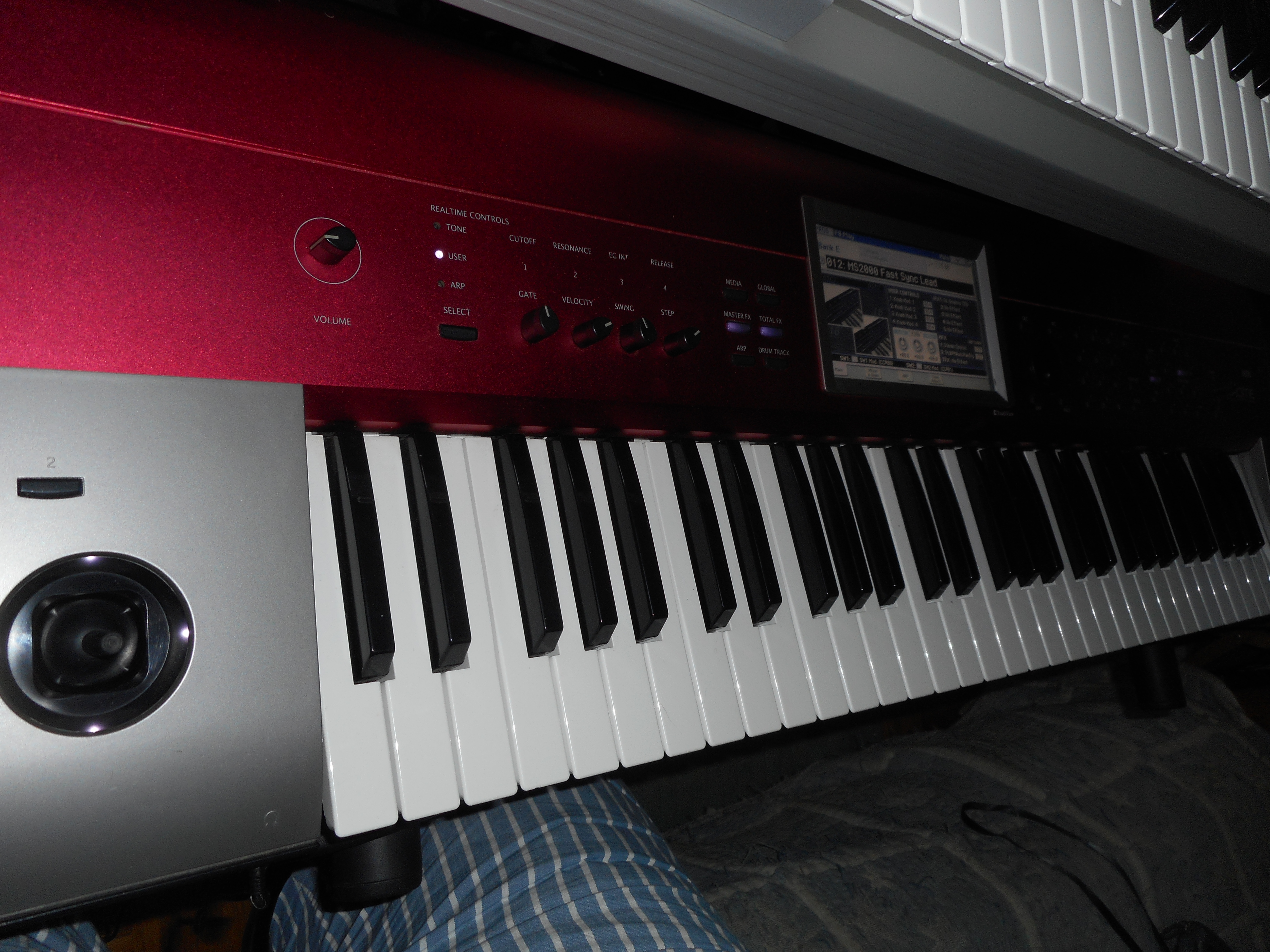 KROME-61 KORG COULEUR KORG EN PARFAIT ETAT, AVEC UNE HOUSSE DE TRANSPORT