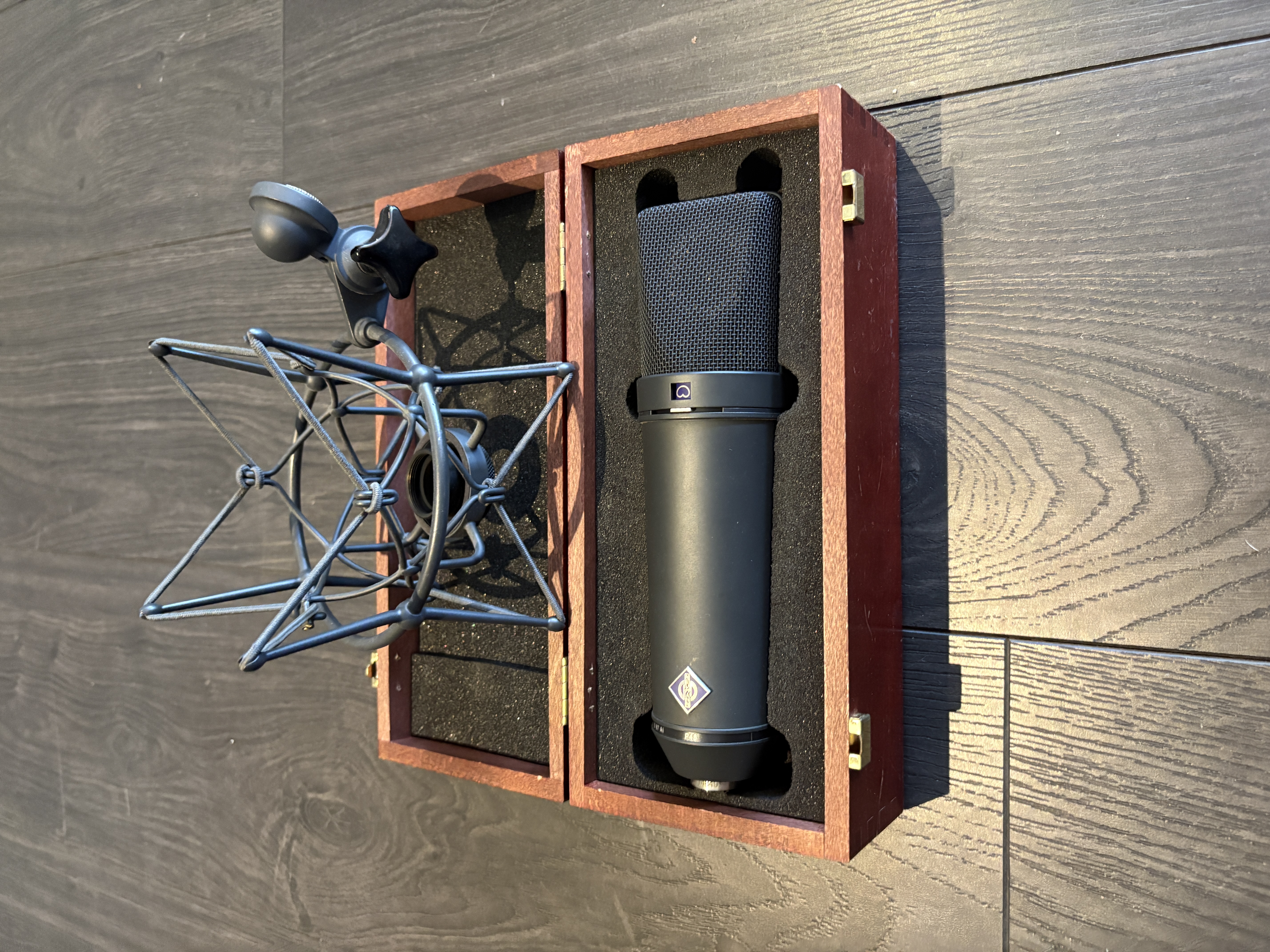 Neumann U87 avec suspension