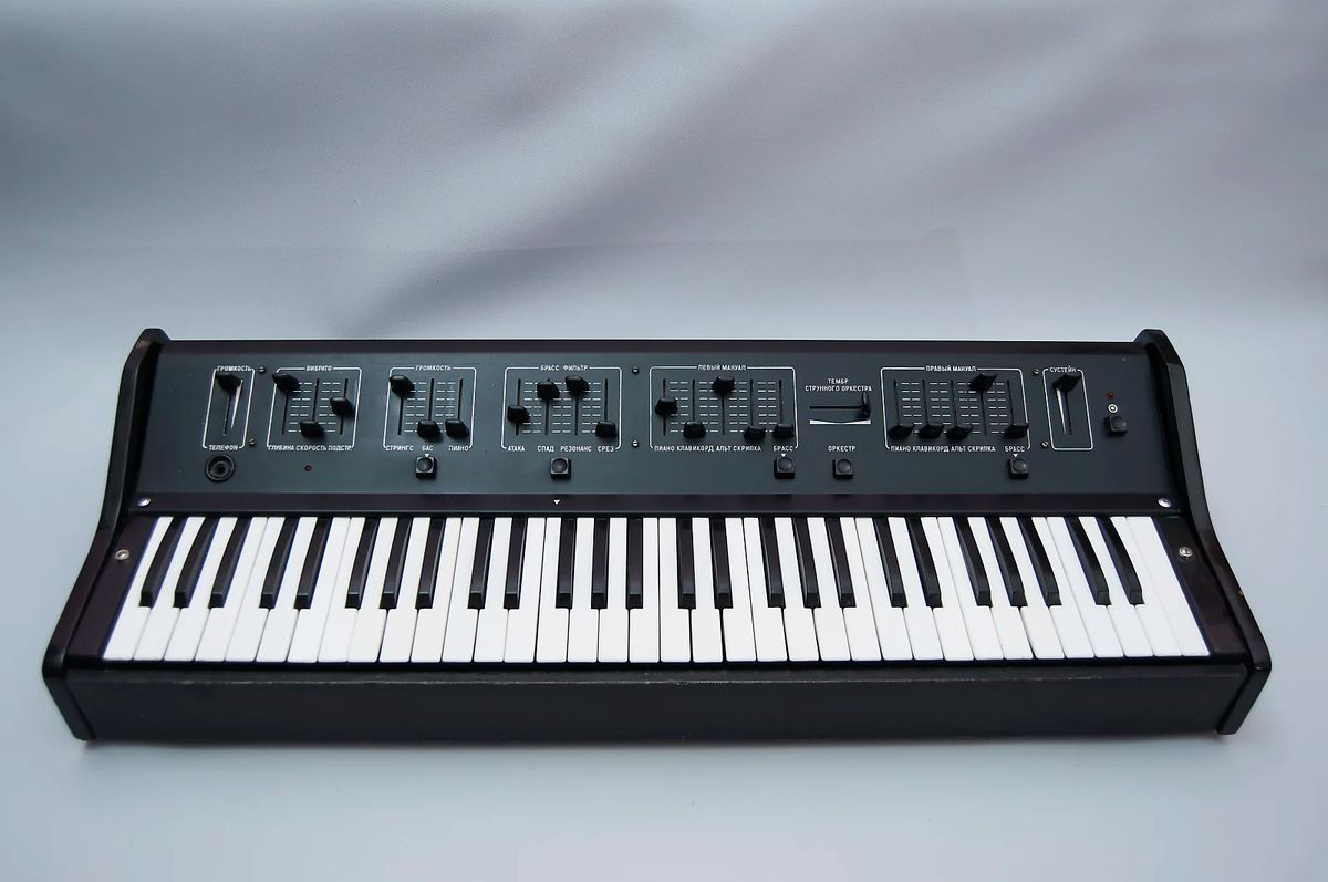 Synthetiseur TOM 1501 Russian ARP Solina String Ensemble (révisé + midifié)