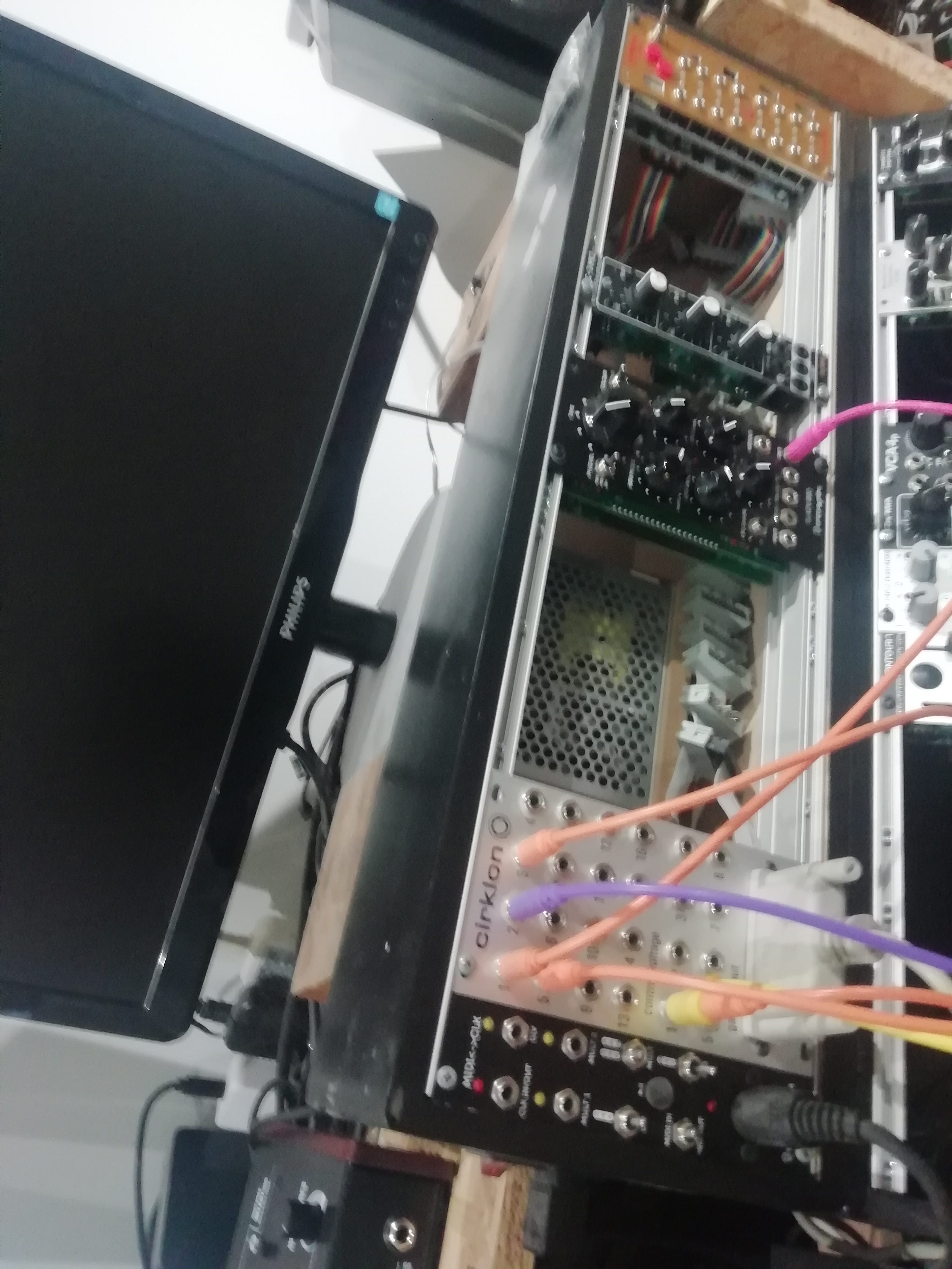 104Hp 3U bois equipée électriquement.