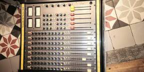 soundcraft 200 8/4/2 avec flight case et poignée
