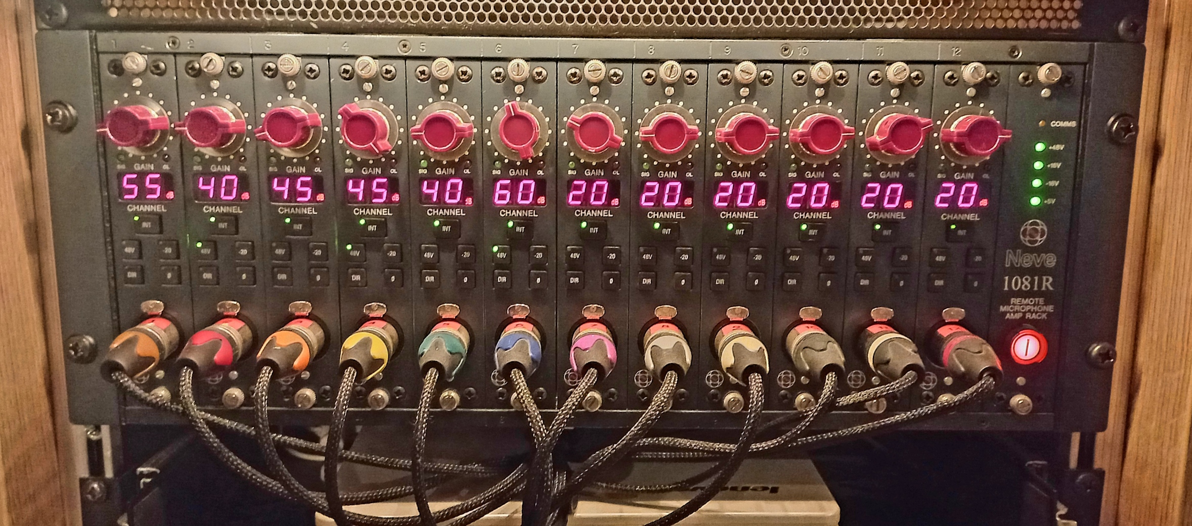 Rack de 12 préamplis NEVE 1081R (télécommandables à distance) 