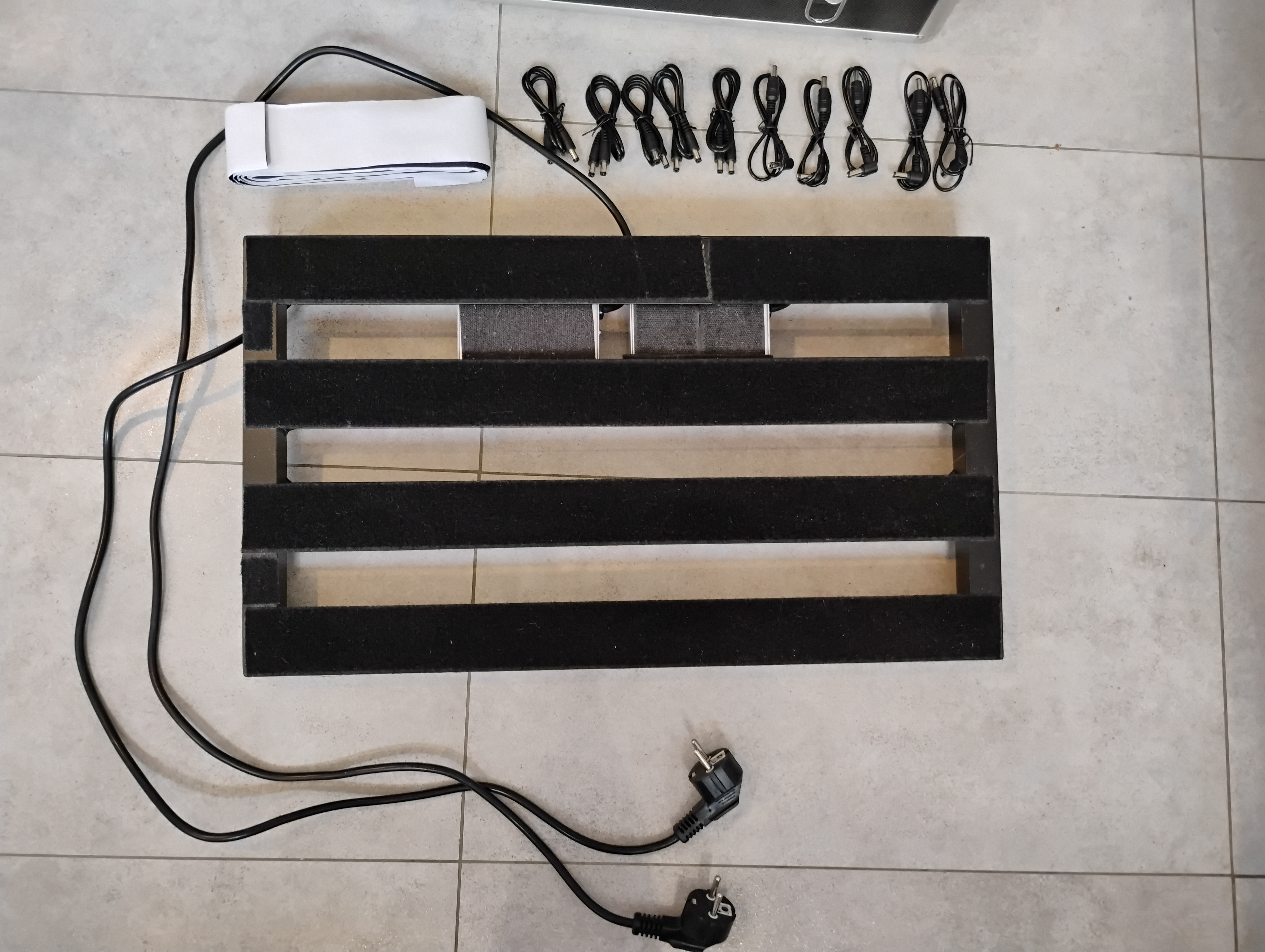 Pedalboard et alimentation tout compris