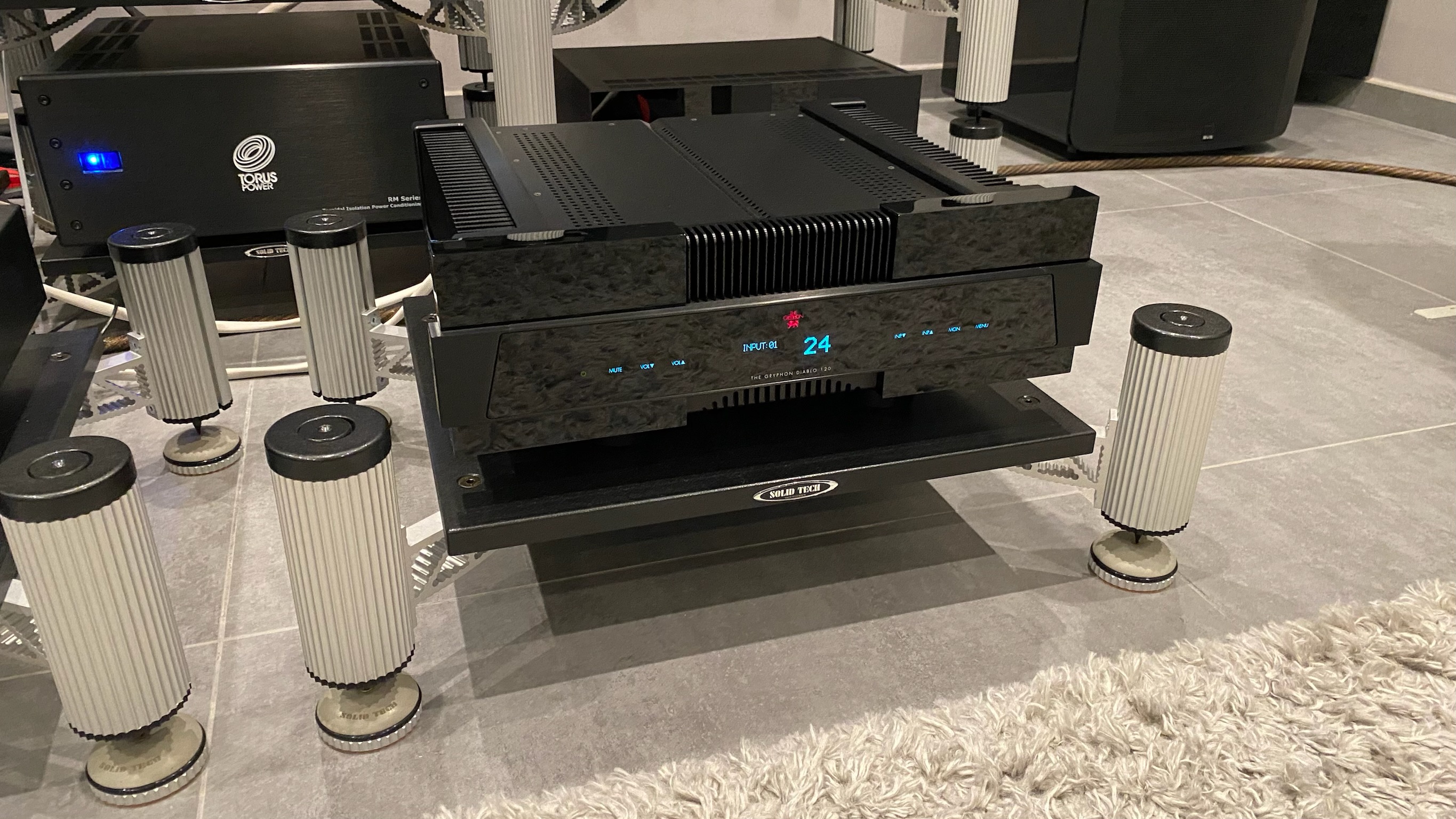 A vendre amplification intégré Gryphon Diablo 120 de démo ayant peu servi