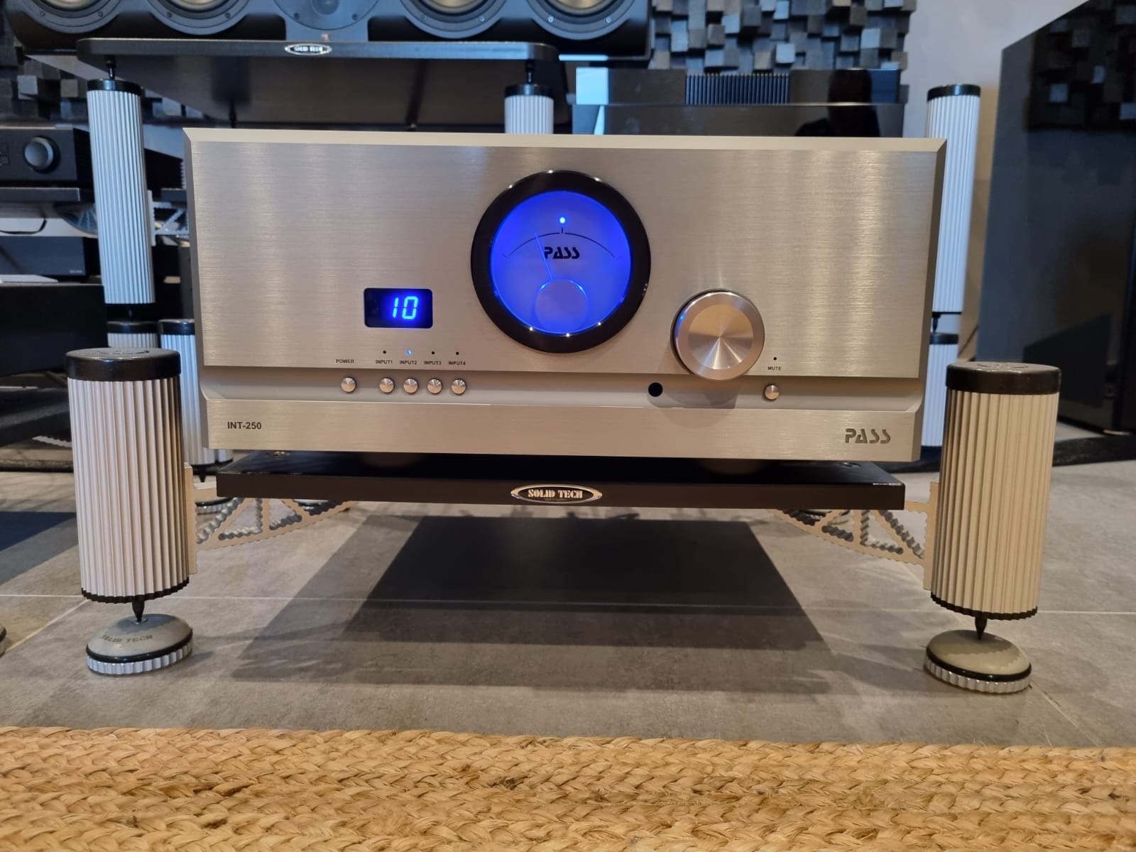 A vendre amplificateur d’exception Pass Labs INT 250 de démo ayant peu servi