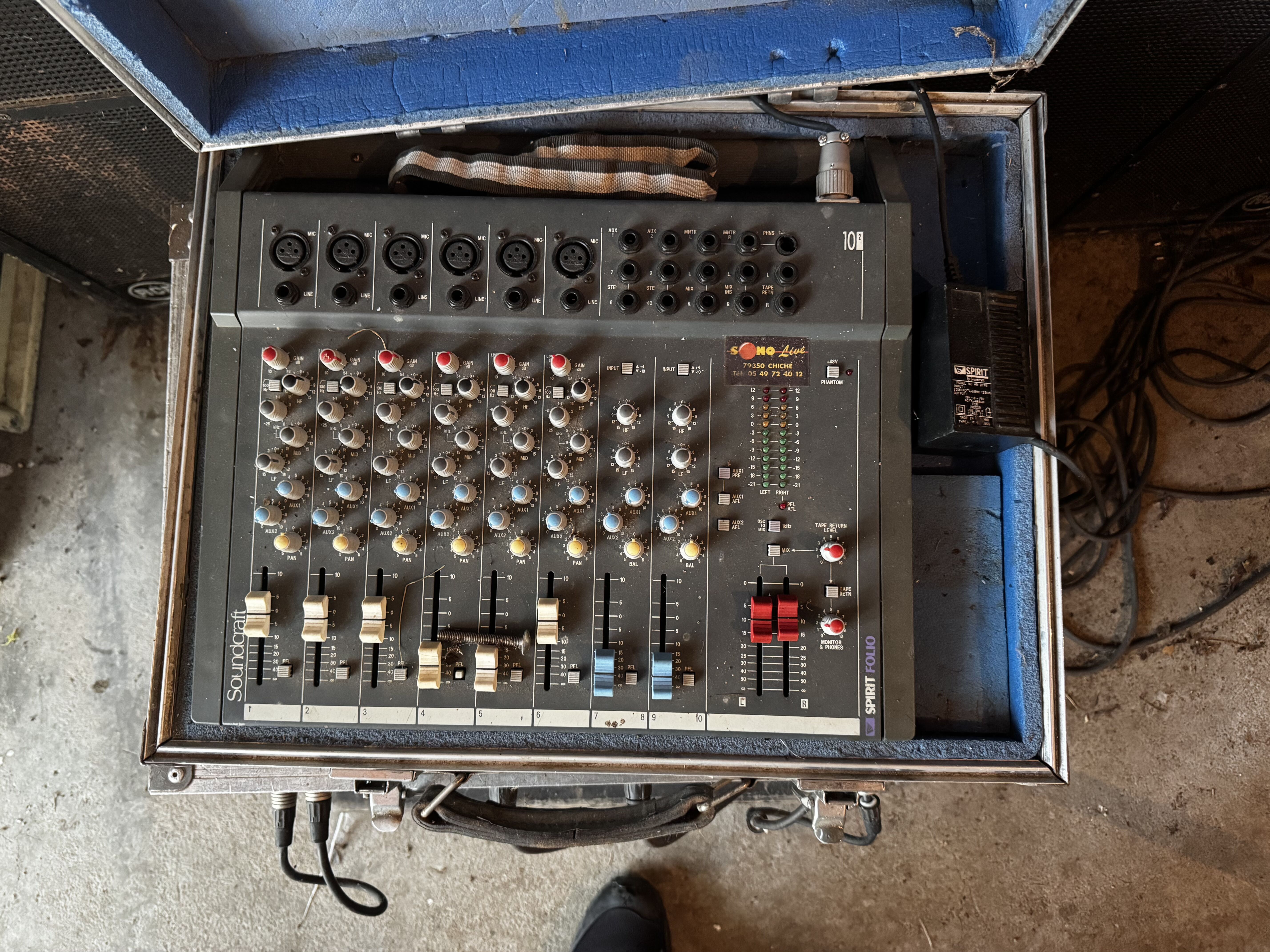 Table mixage SoundCraft spirit folio 10-2, en flight case