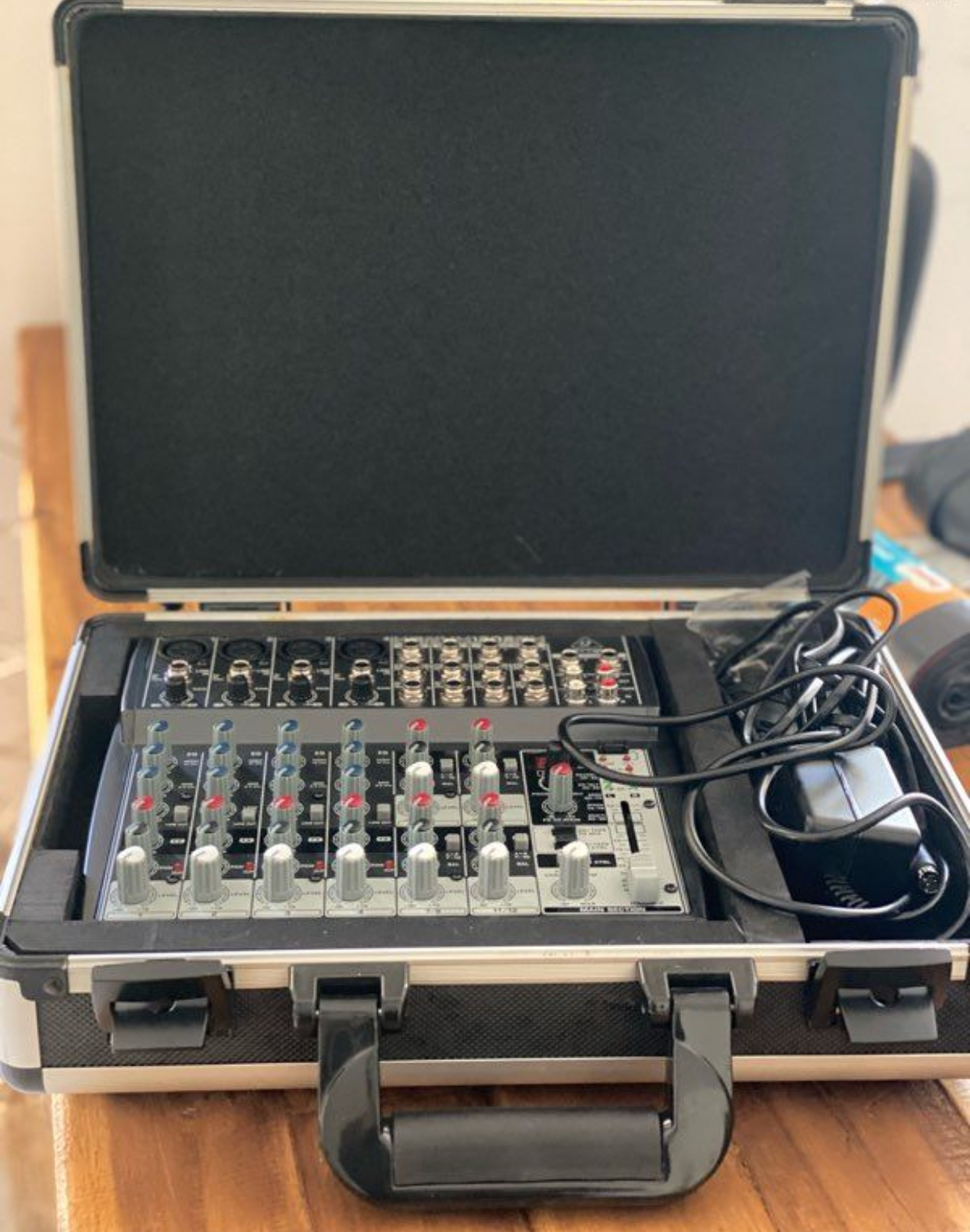 Table mixage Behringer neuve 