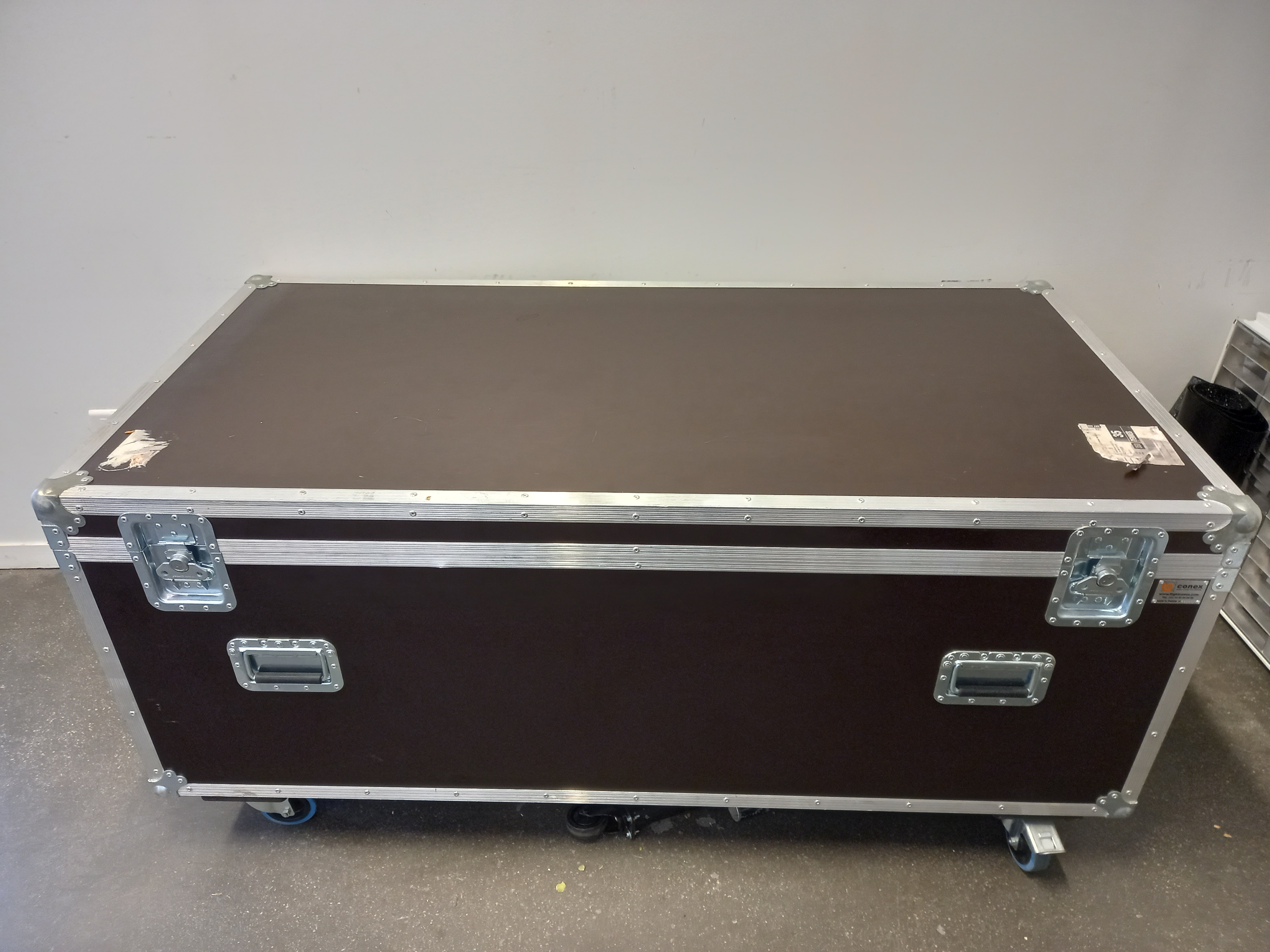 Vends flightcase grosse dimension 160 cm de long, largeur 80, hauteur 60cm
