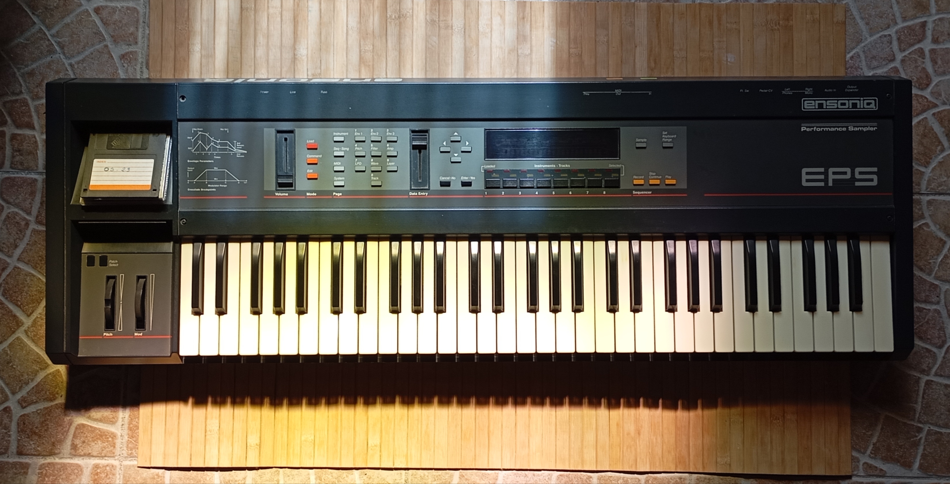 Ensoniq EPS, 4x memory expander + OS 2.9 + disquettes de sons + flight case.