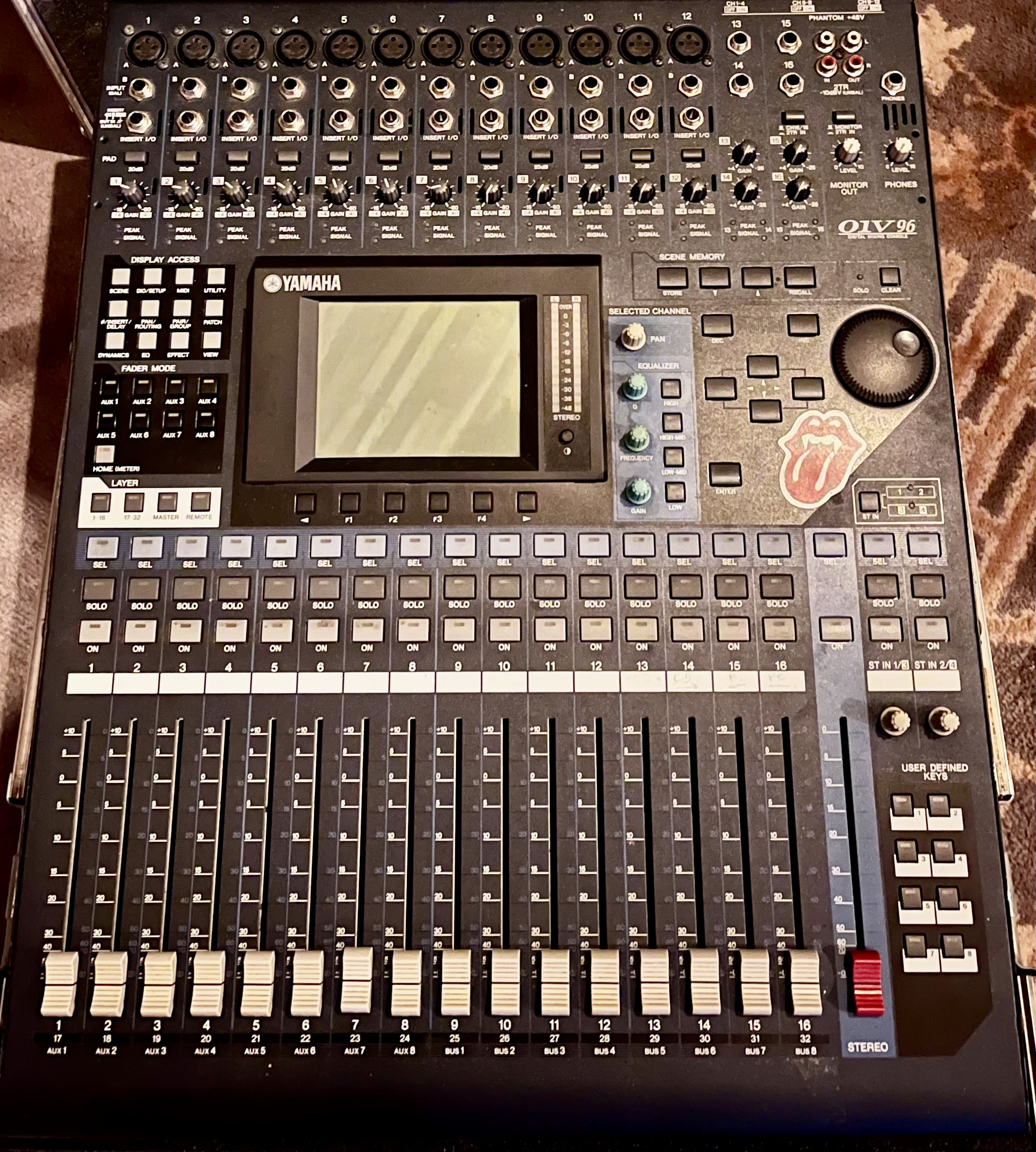 Table de mixage Yamaha 01v96 V2 + flight case + carte 8 in