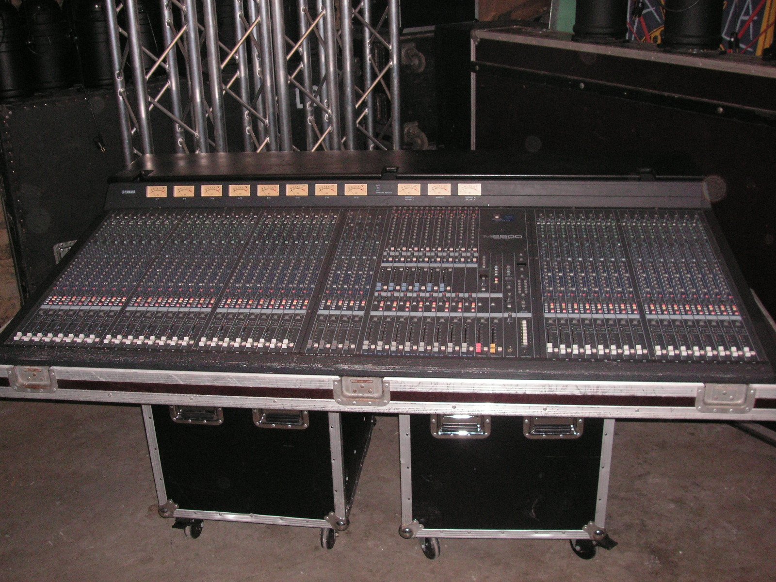Yamaha M 2500